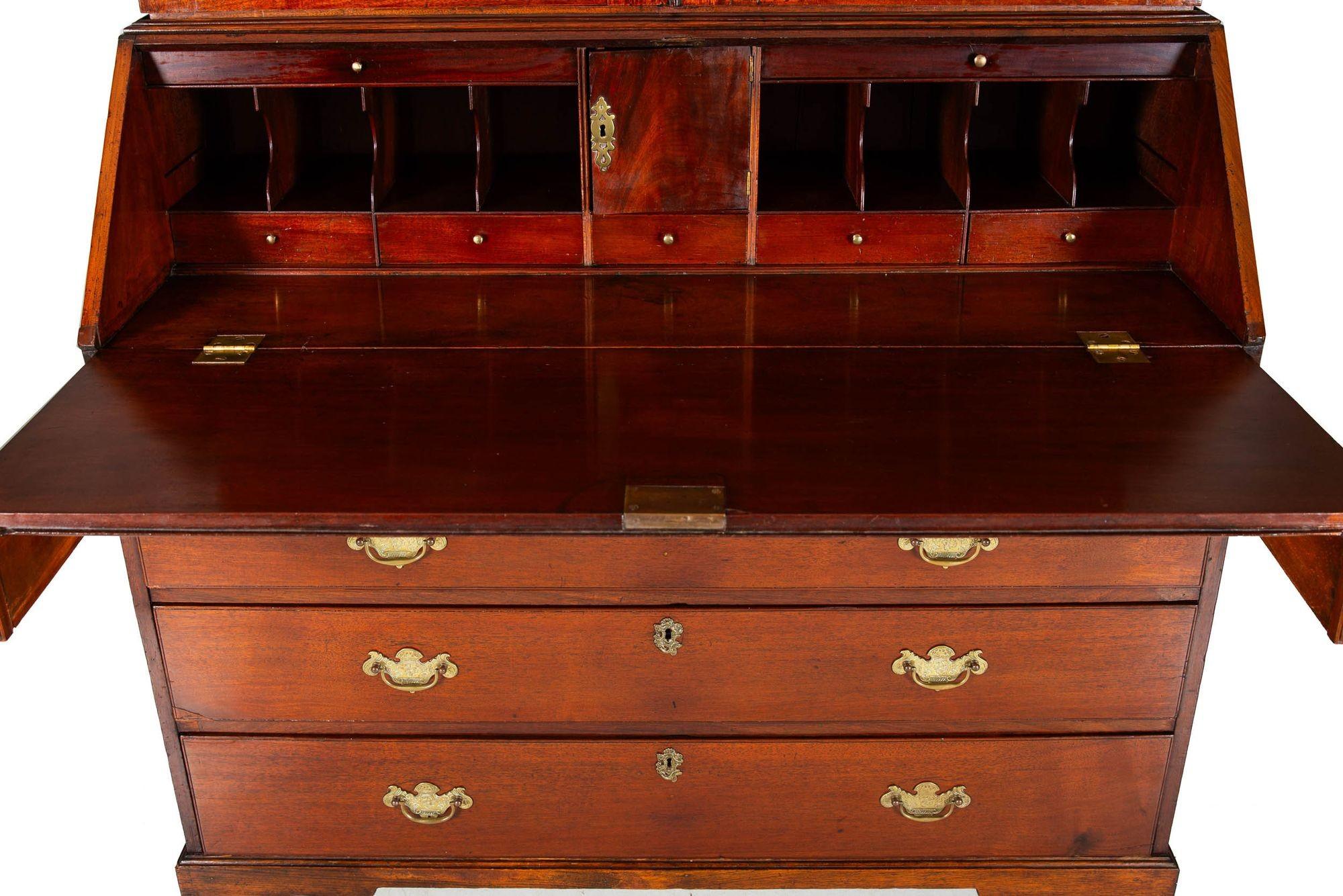 English George III Mahogany Secretary Desk and Bookcase, 18th Century For Sale 5