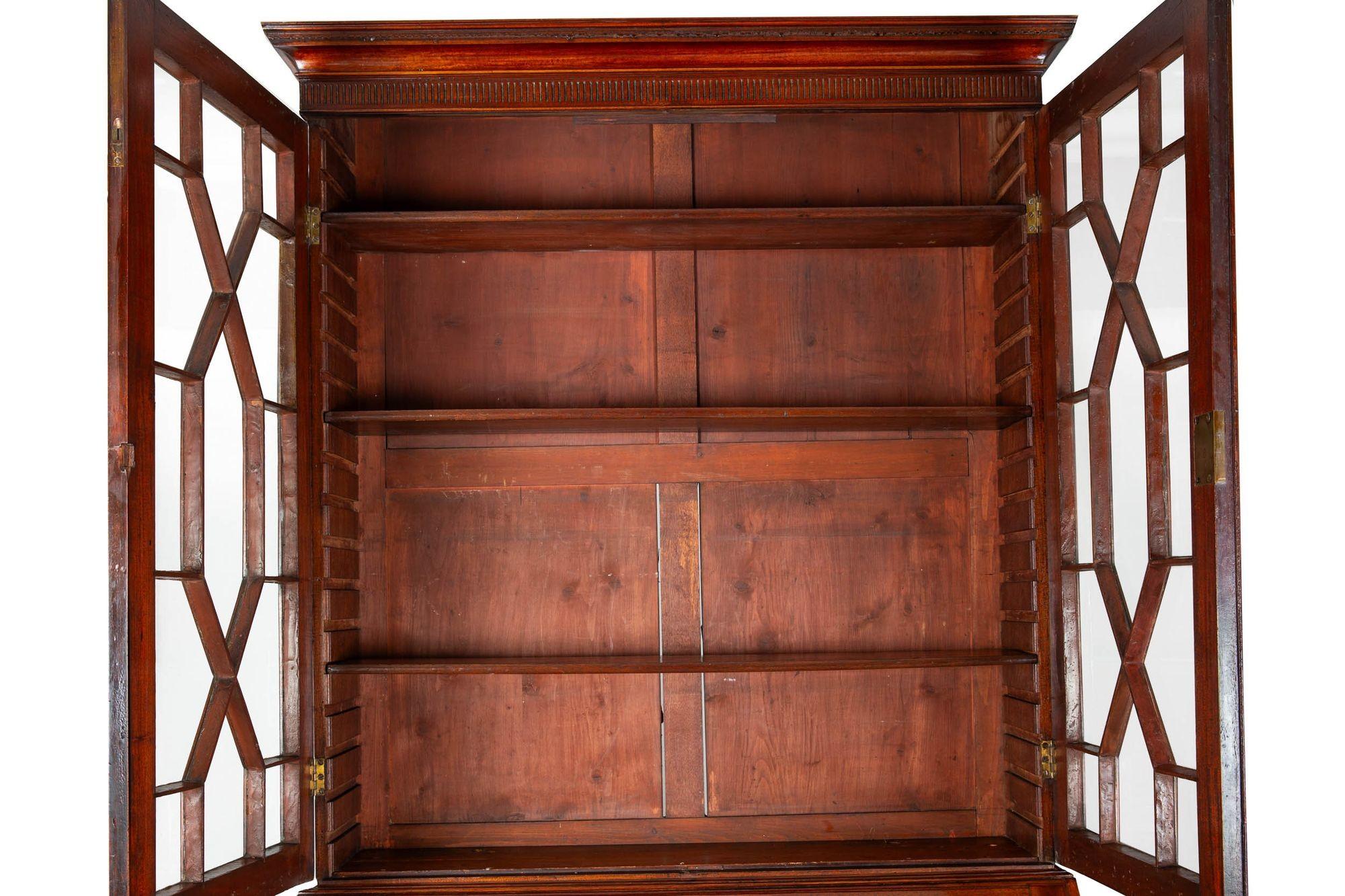 English George III Mahogany Secretary Desk and Bookcase, 18th Century For Sale 3