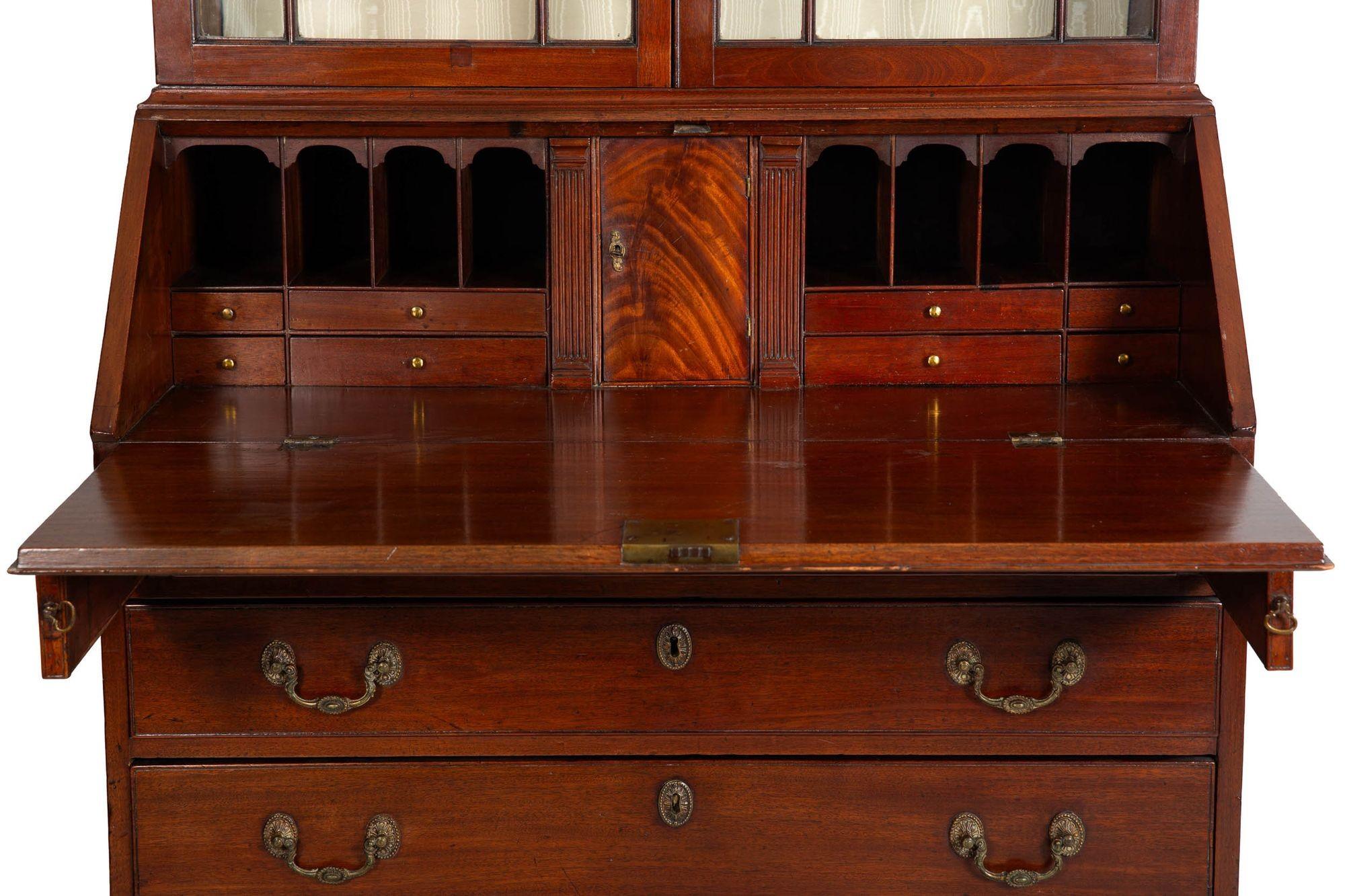 Bureau secrétaire en acajou de George III avec bibliothèque vers 1780 en vente 5