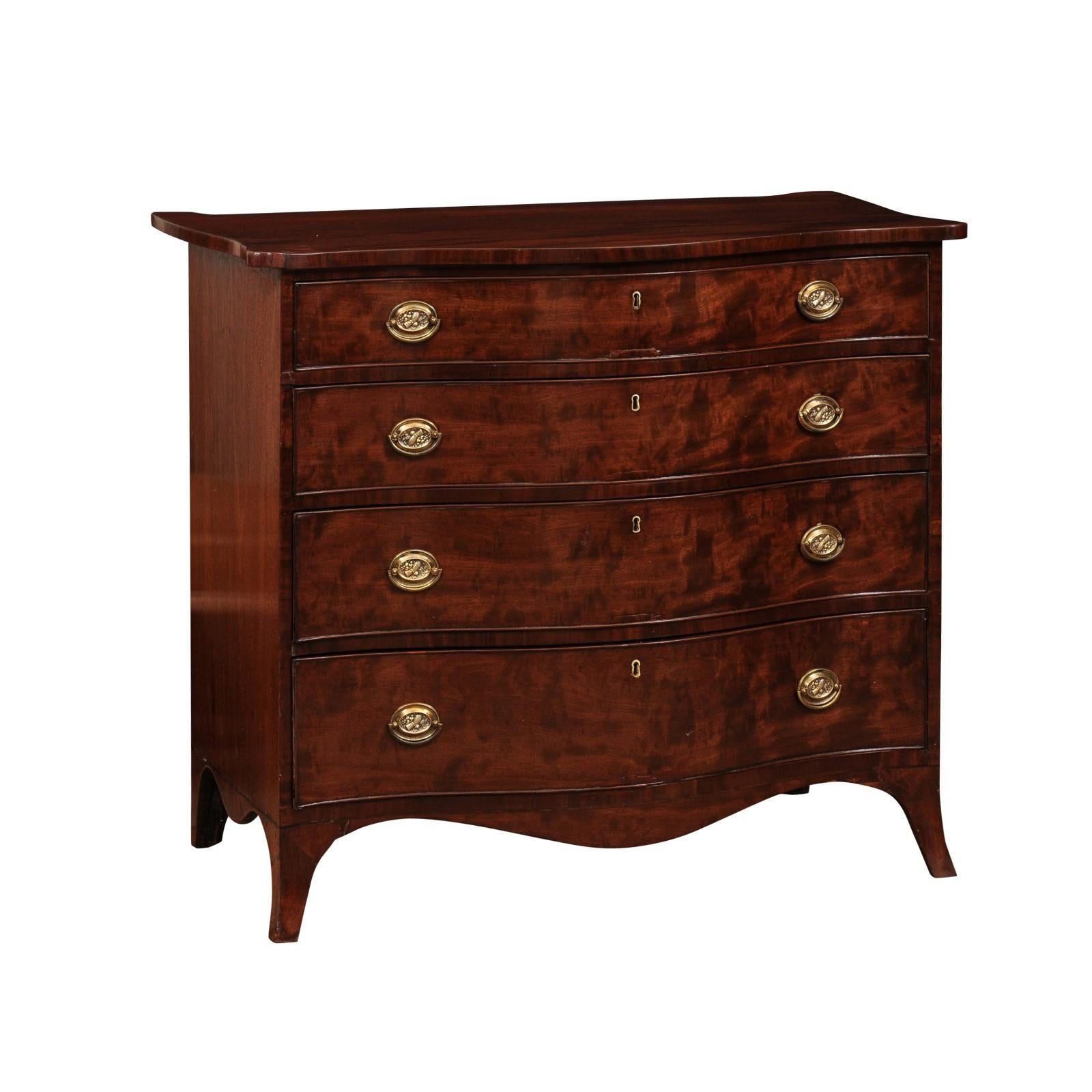 English George III Mahogany Serpentine Chest with 4 Graduating Drawers, Late 18th Century