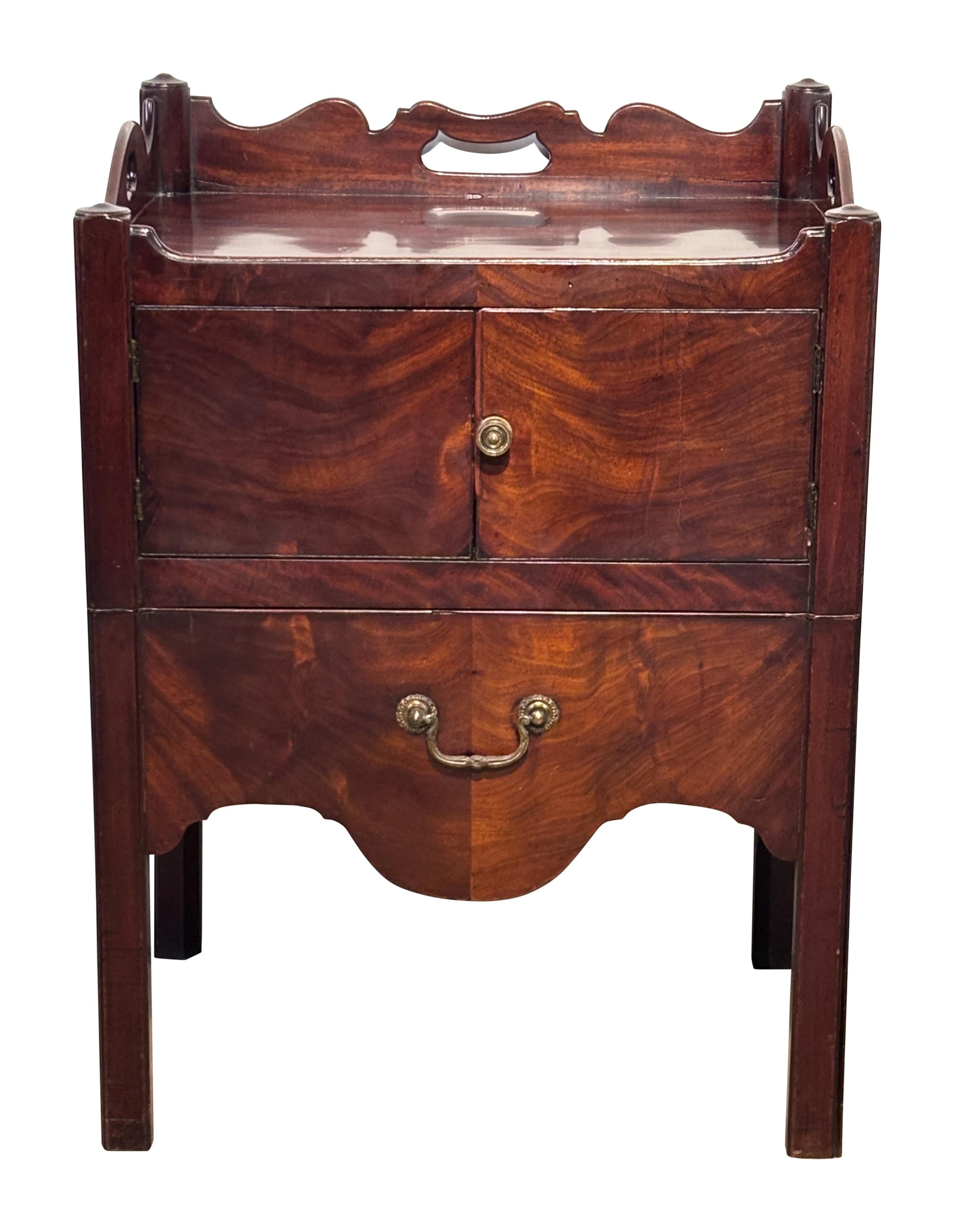 Commode de chevet d'époque George III. Porte et tiroir en acajou flammé avec une galerie élaborée en plateau. Ce style traditionnel et élégant en fait une table d'appoint utile dans presque toutes les pièces.
Finition ancienne, peut-être