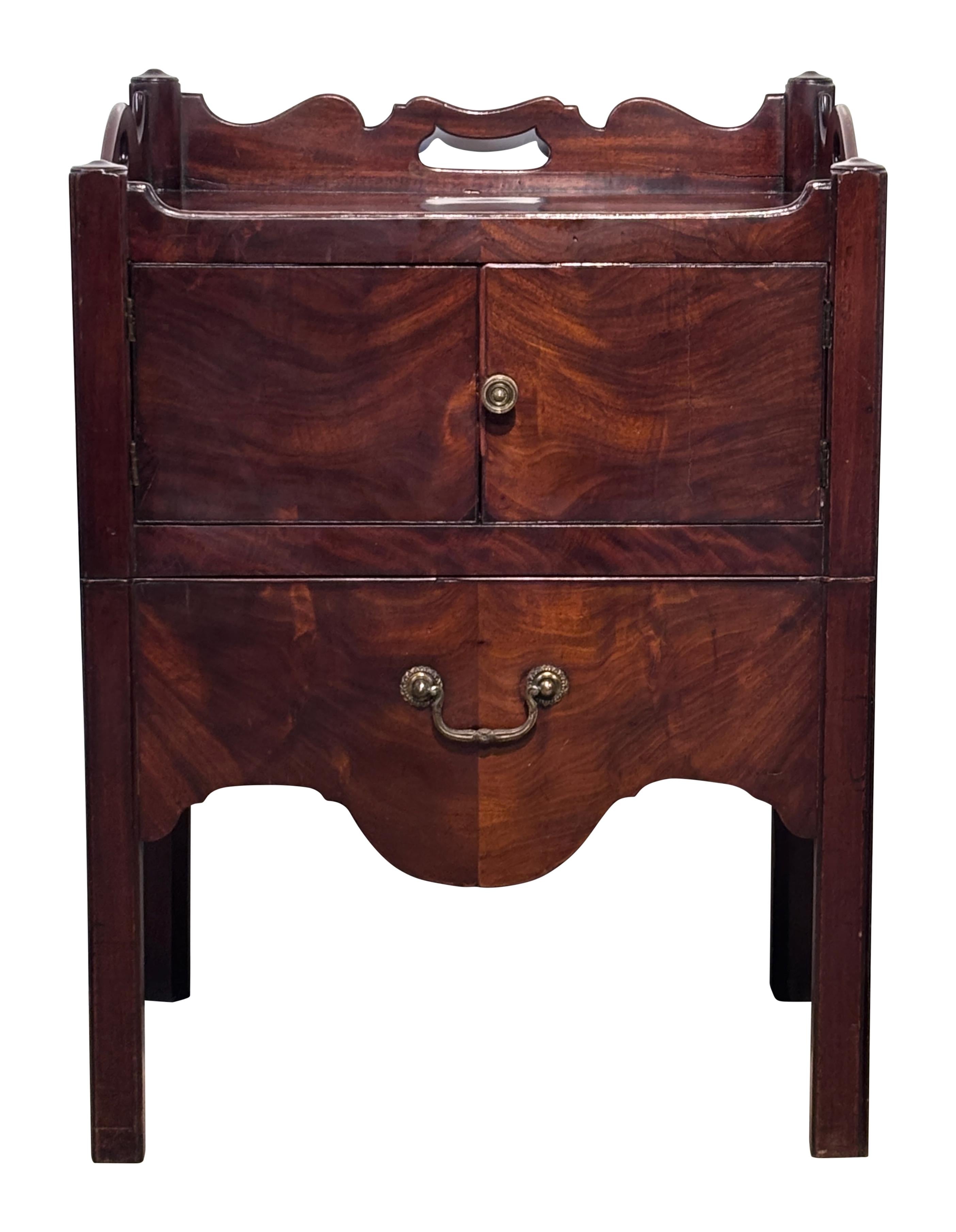 Table d'appoint en acajou de George III, Circa 1810 Bon état - En vente à San Francisco, CA