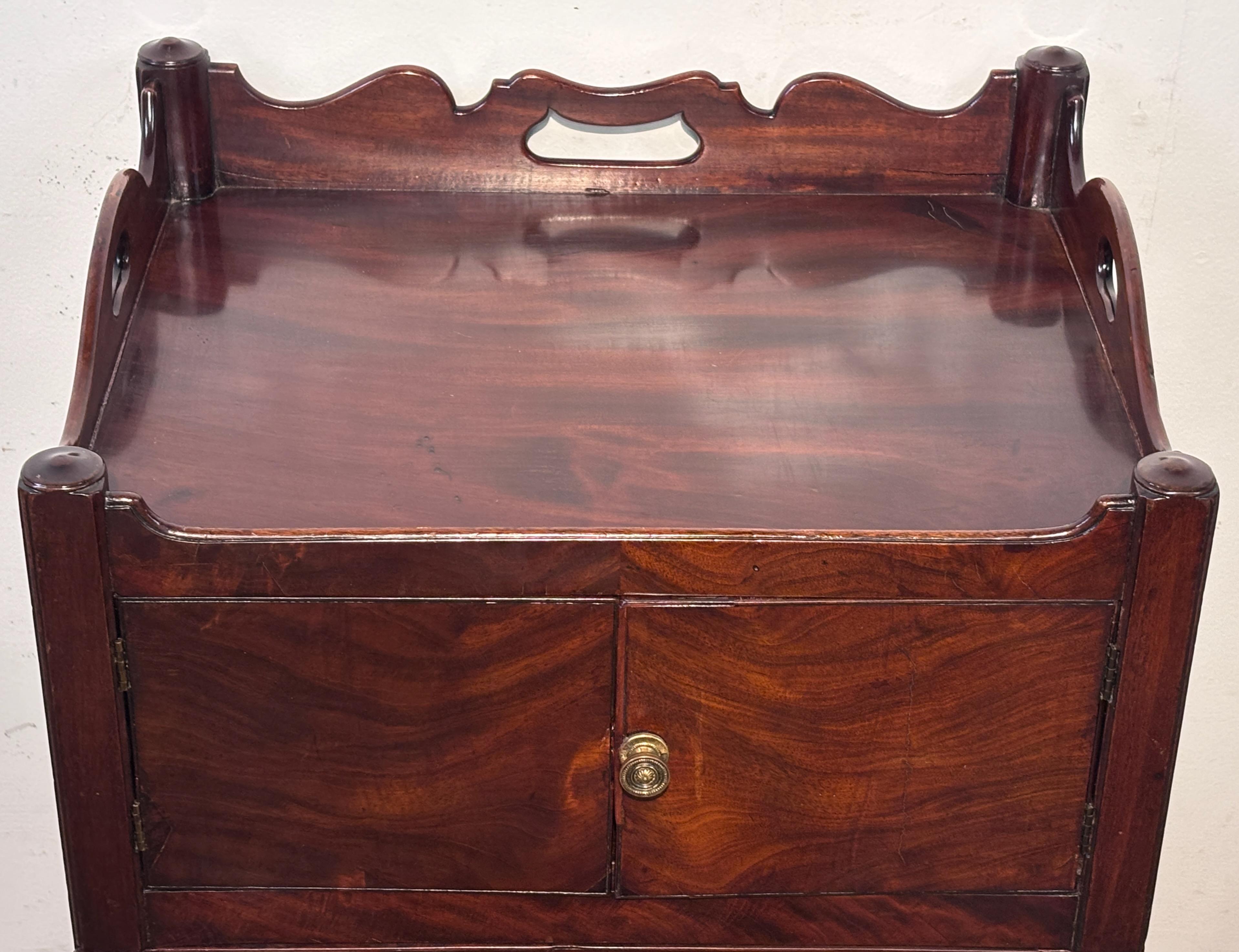 Table d'appoint en acajou de George III, Circa 1810 en vente 3