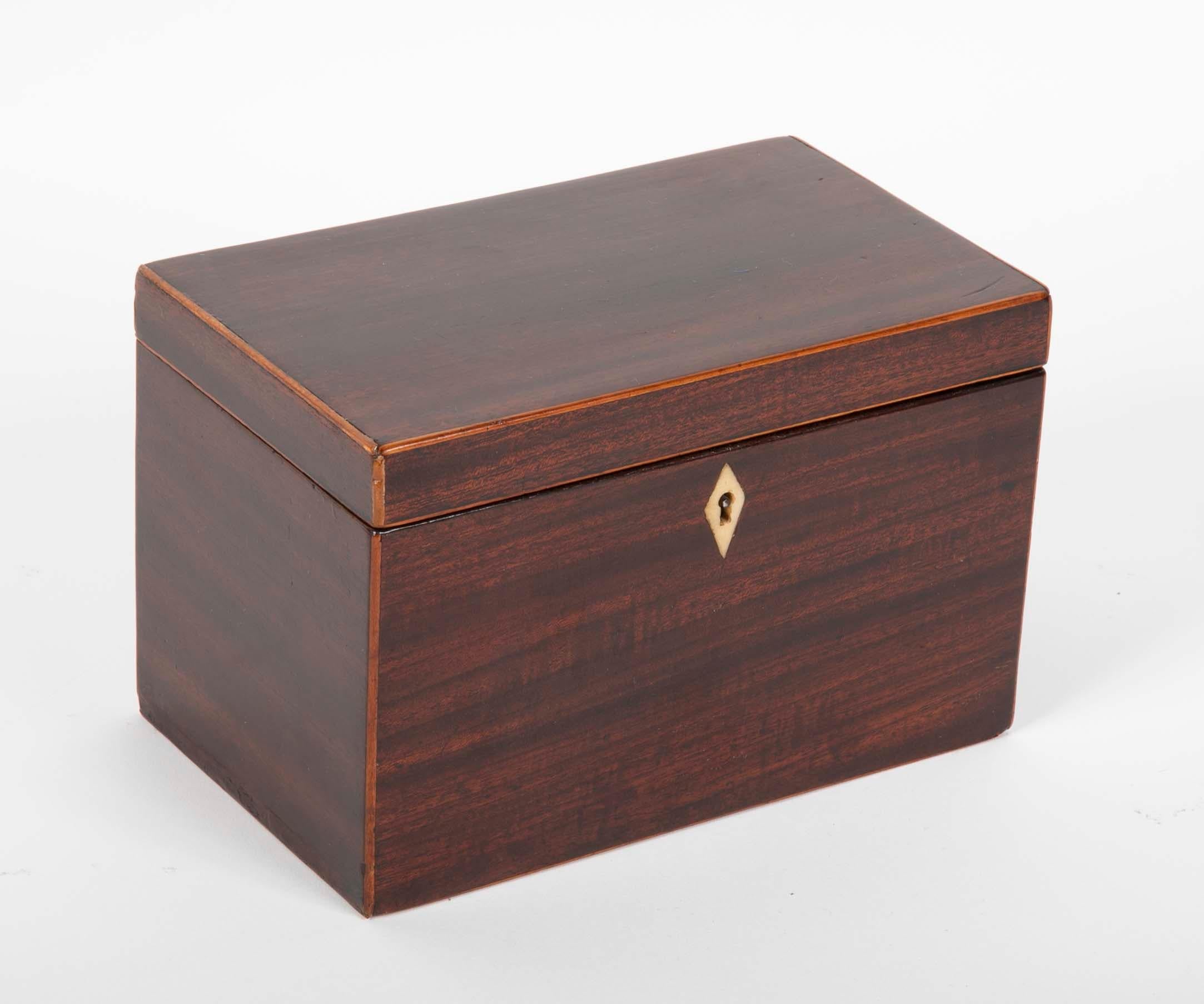 English George III Mahogany Tea Caddy In Good Condition In Stamford, CT