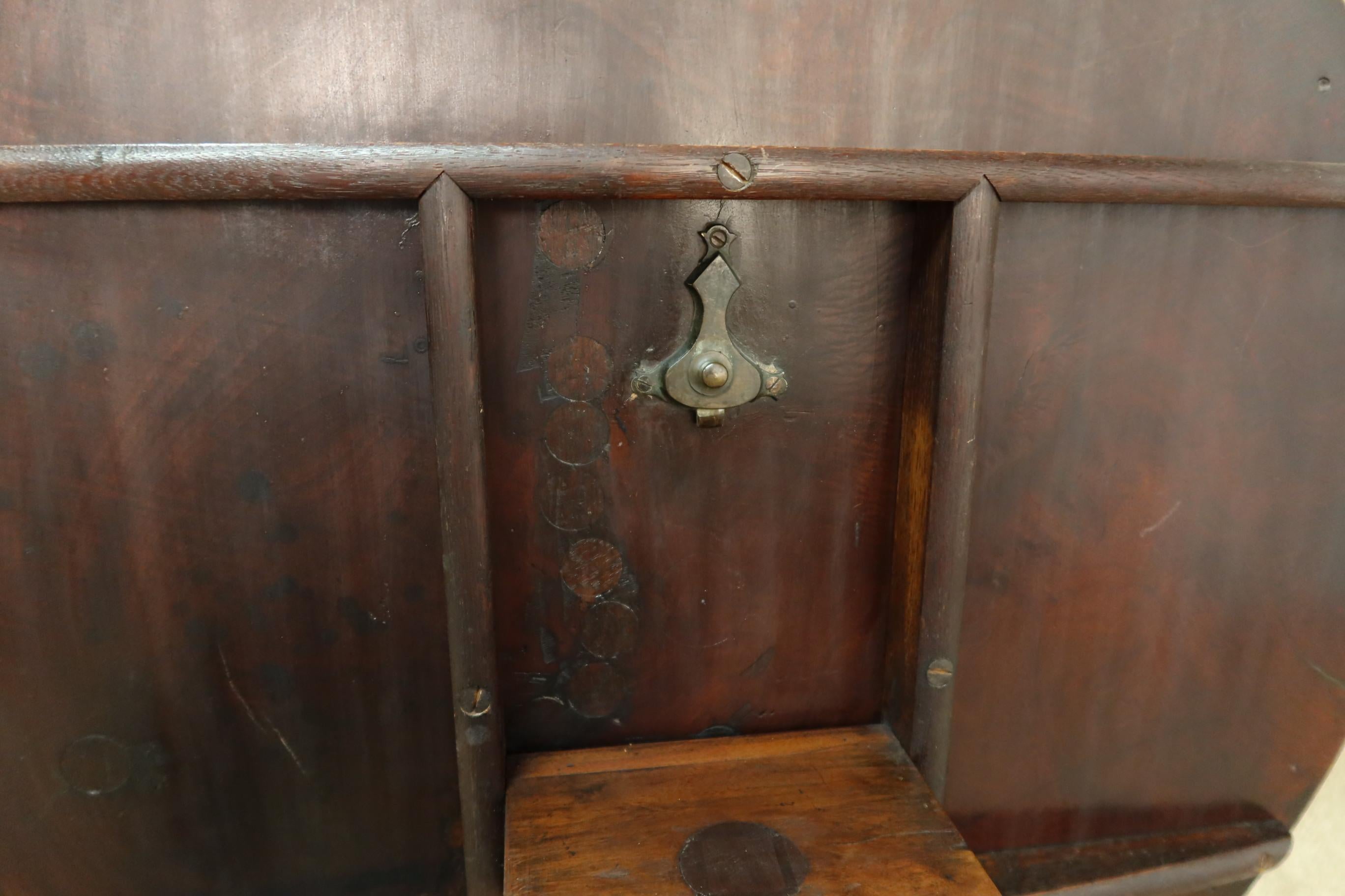 Late 18th Century English George III Mahogany Tilt-Top Tea Table with Well-Carved Base, circa 1780 For Sale