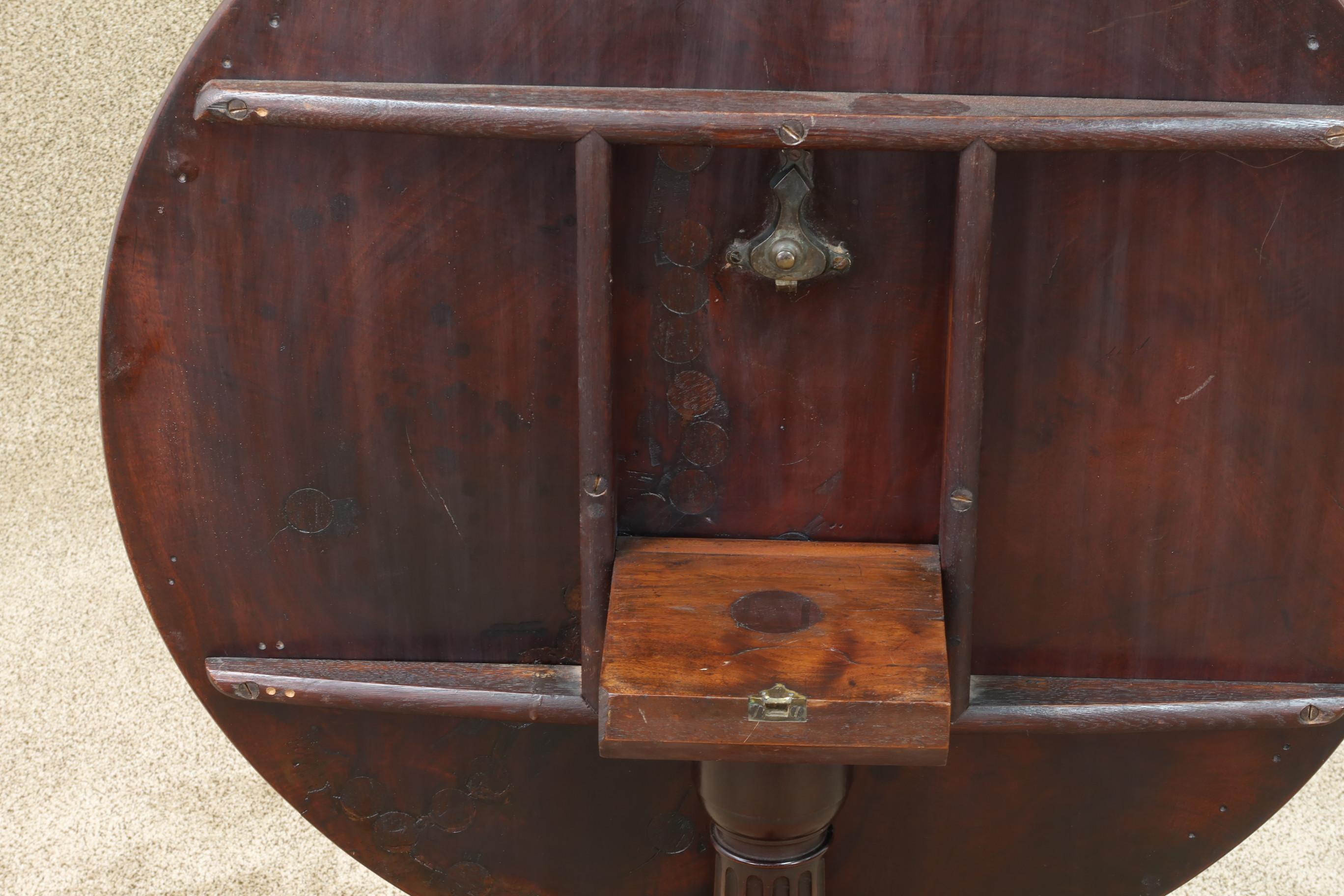 English George III Mahogany Tilt-Top Tea Table with Well-Carved Base, circa 1780 For Sale 4