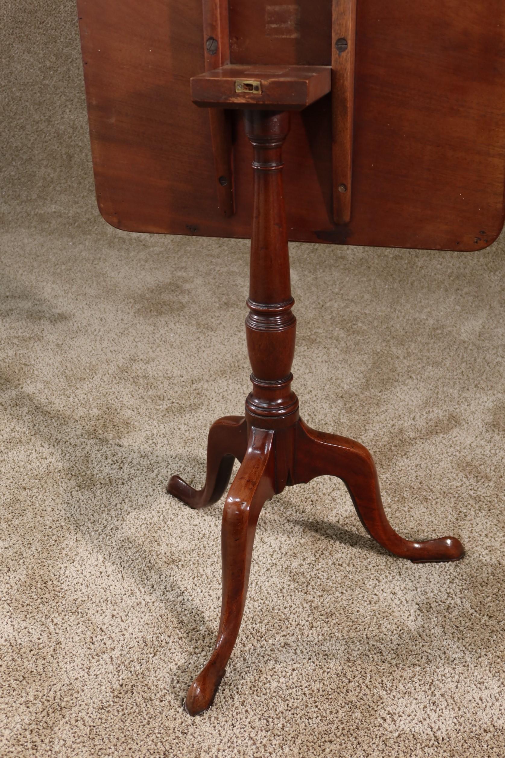 English George III Mahogany Tilt-Top Wine Table with Square Top, circa 1790 For Sale 3