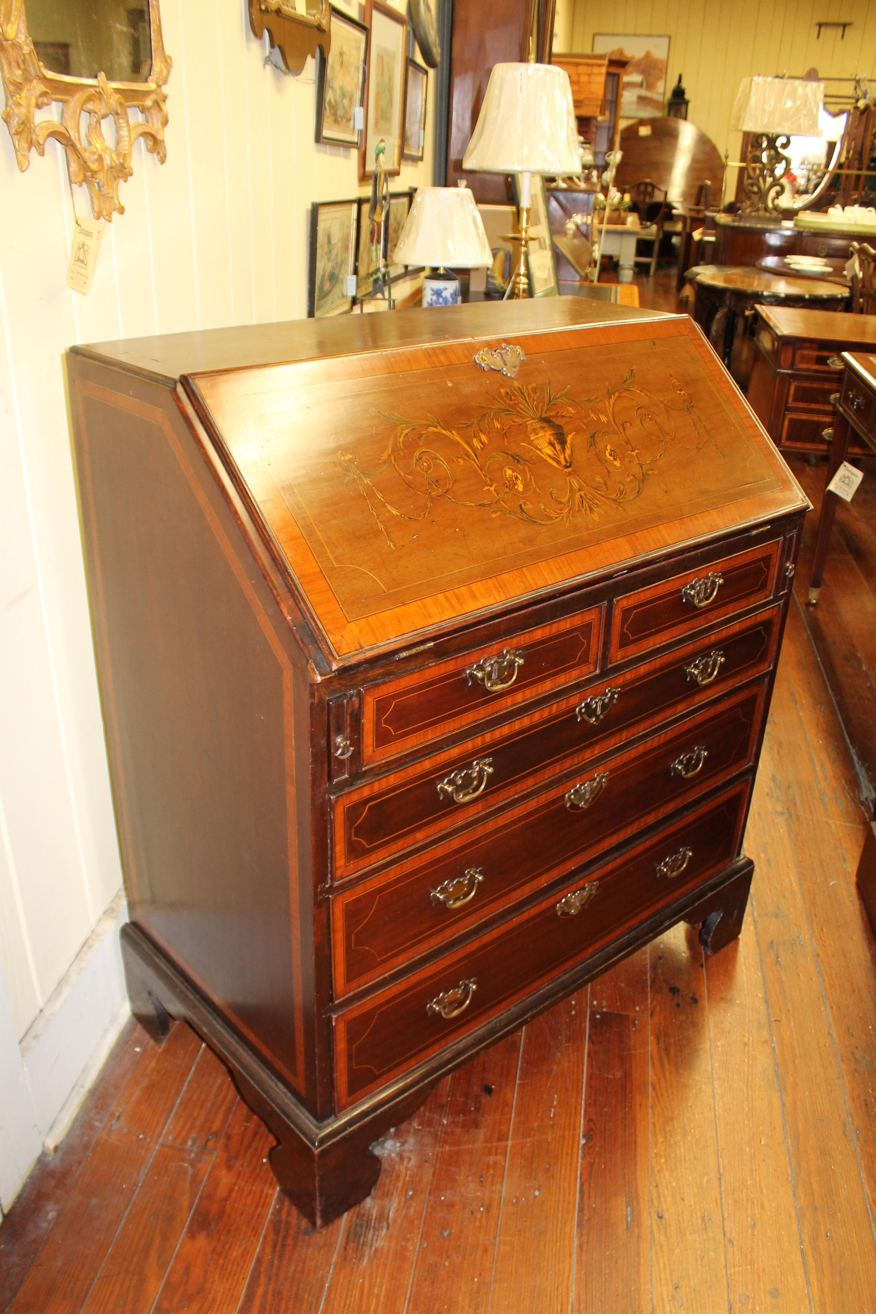 Superb quality antique English George III fabulous marquetry inlaid mahogany Chippendale style slant-front bureau with an 