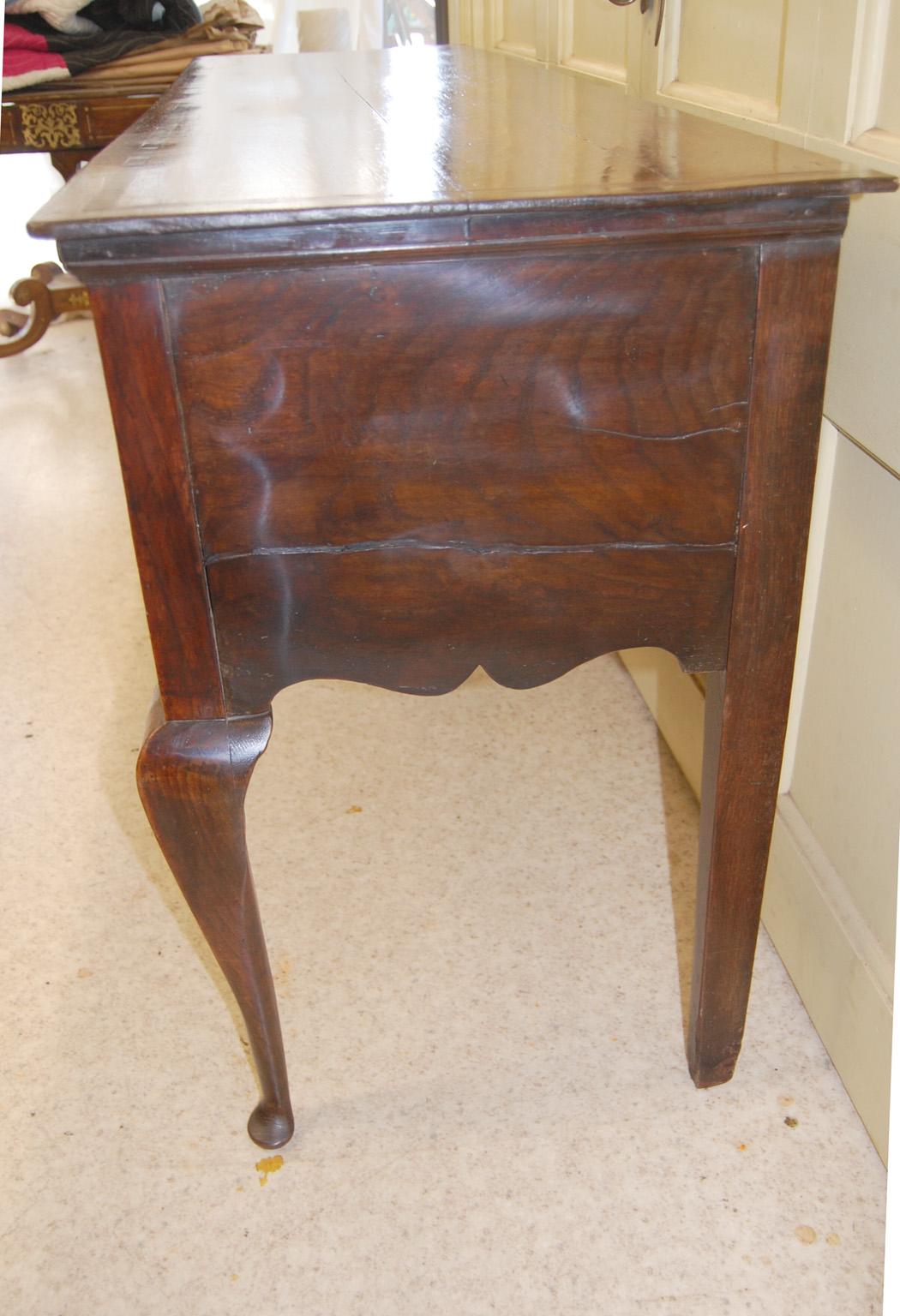 Commode basse anglaise en chêne George III avec pieds cabriole, trois tiroirs, 67 pouces  en vente 1
