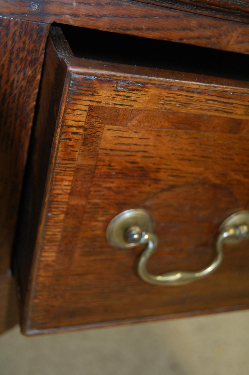 Commode basse anglaise en chêne George III avec pieds cabriole, trois tiroirs, 67 pouces  en vente 2
