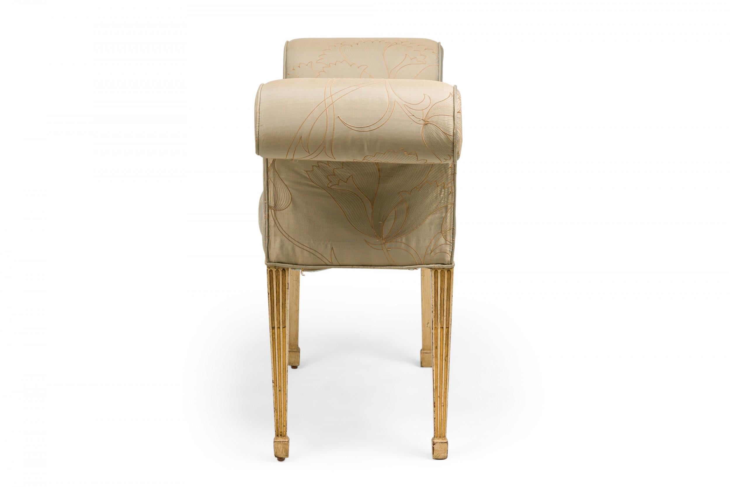 English George III Parcel Gilt bestickt Satin gepolstert Window Seat (George III.) im Angebot