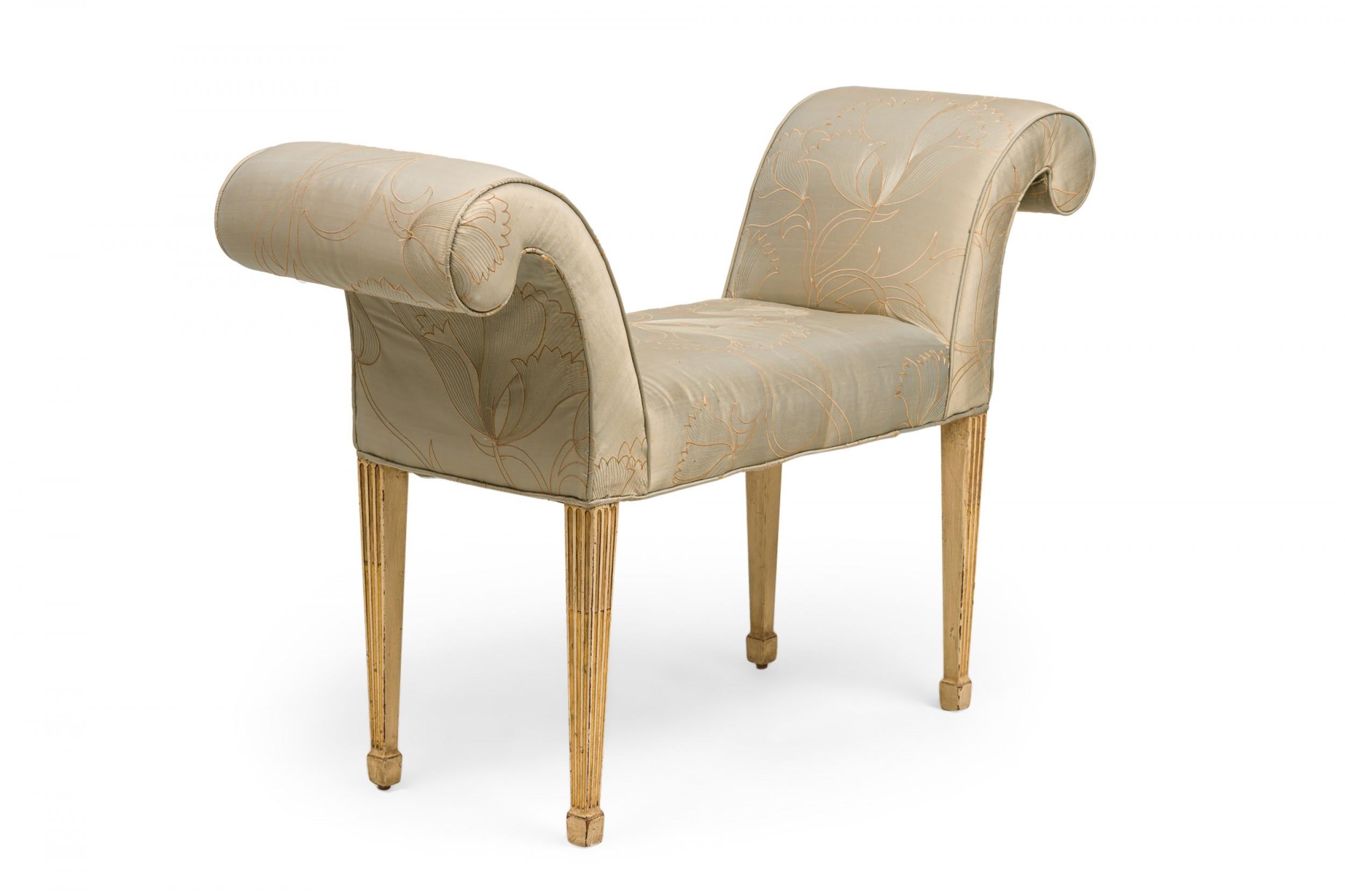 English George III Parcel Gilt bestickt Satin gepolstert Window Seat (Britisch) im Angebot