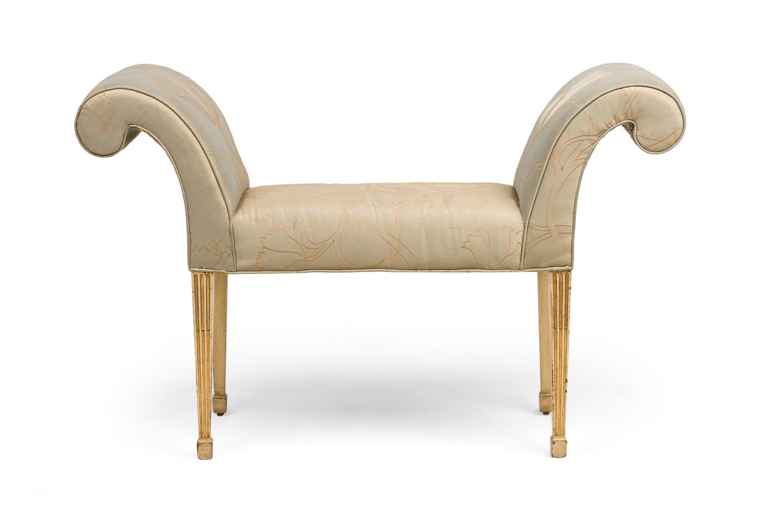 English George III Parcel Gilt bestickt Satin gepolstert Window Seat (Handbemalt) im Angebot