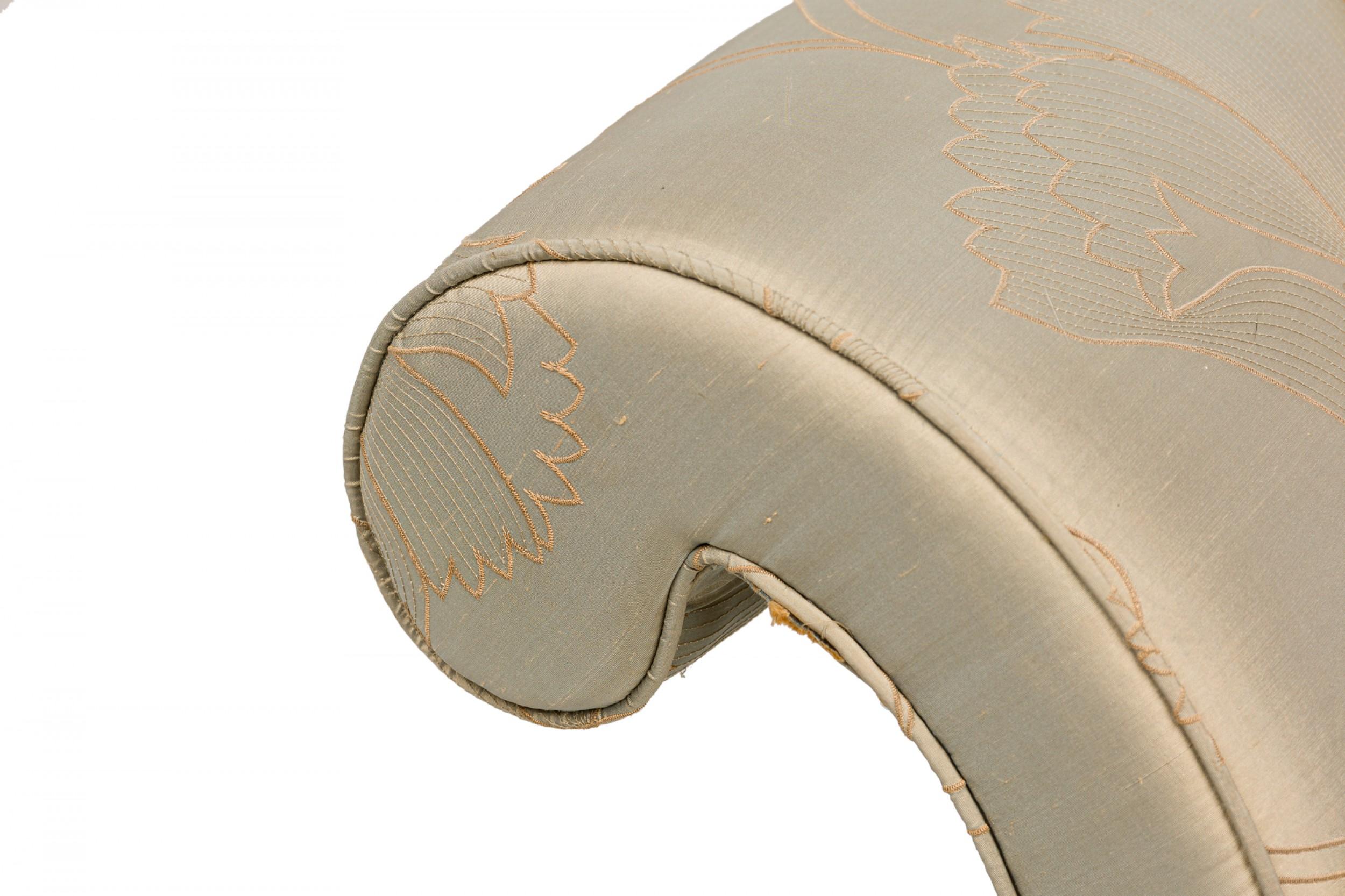 English George III Parcel Gilt bestickt Satin gepolstert Window Seat (19. Jahrhundert) im Angebot