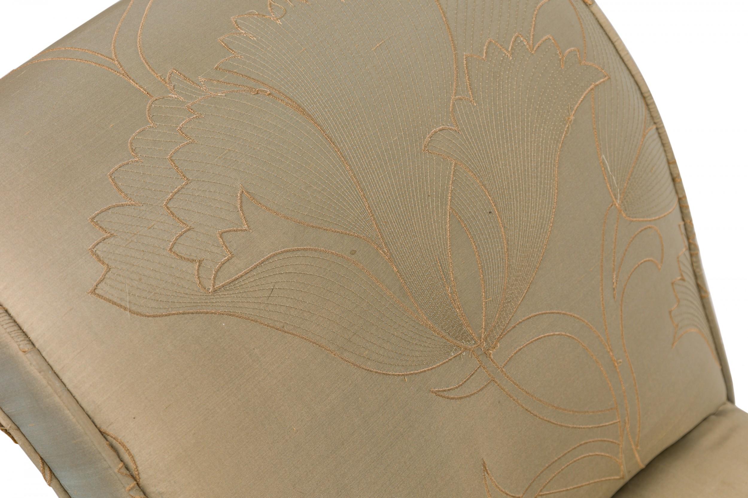 English George III Parcel Gilt bestickt Satin gepolstert Window Seat (Stoff) im Angebot