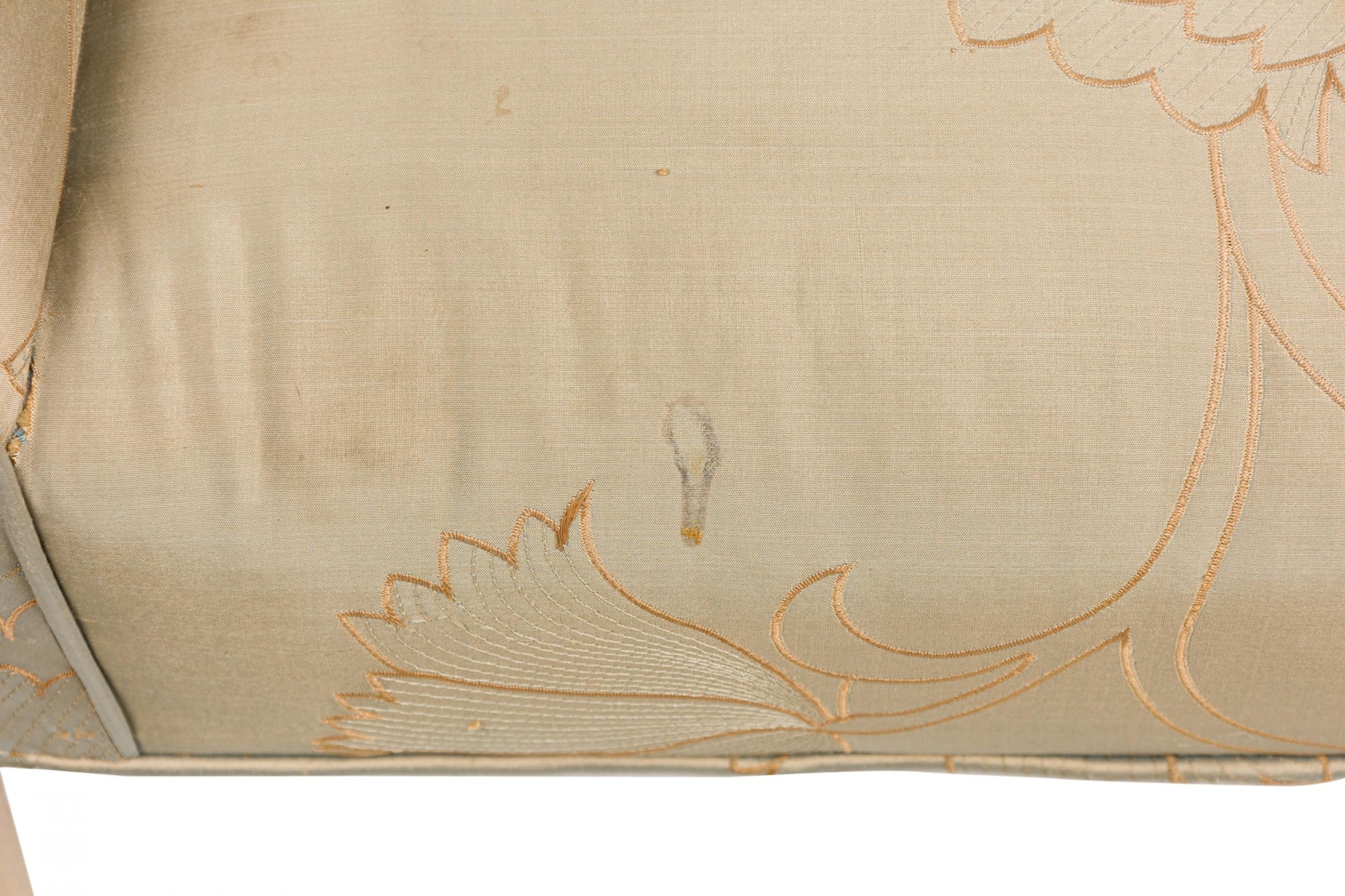 English George III Parcel Gilt bestickt Satin gepolstert Window Seat im Angebot 1