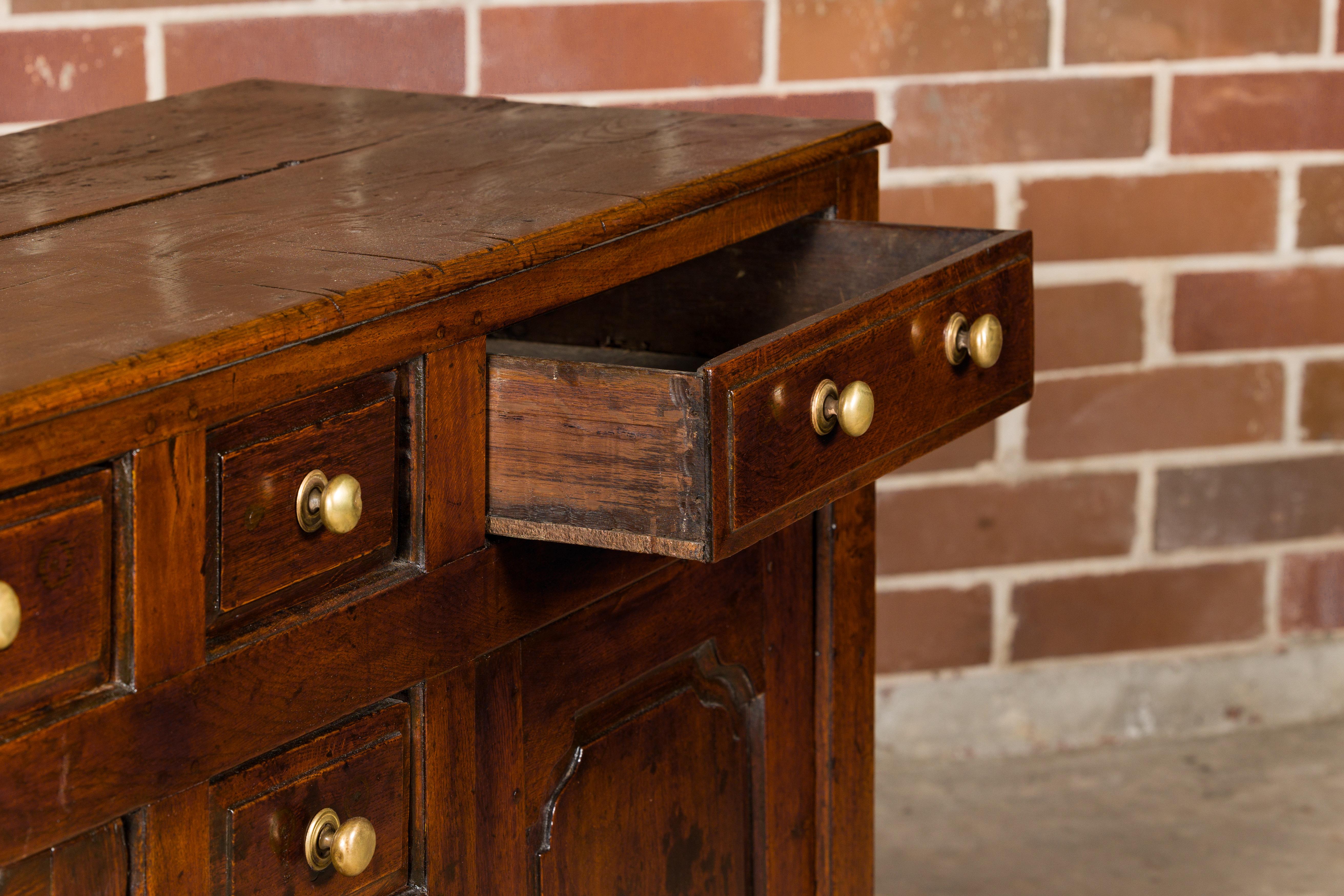 Englisches Eichenbuffet aus der Zeit von George III. 1800 mit sechs Schubladen und zwei Türen 4