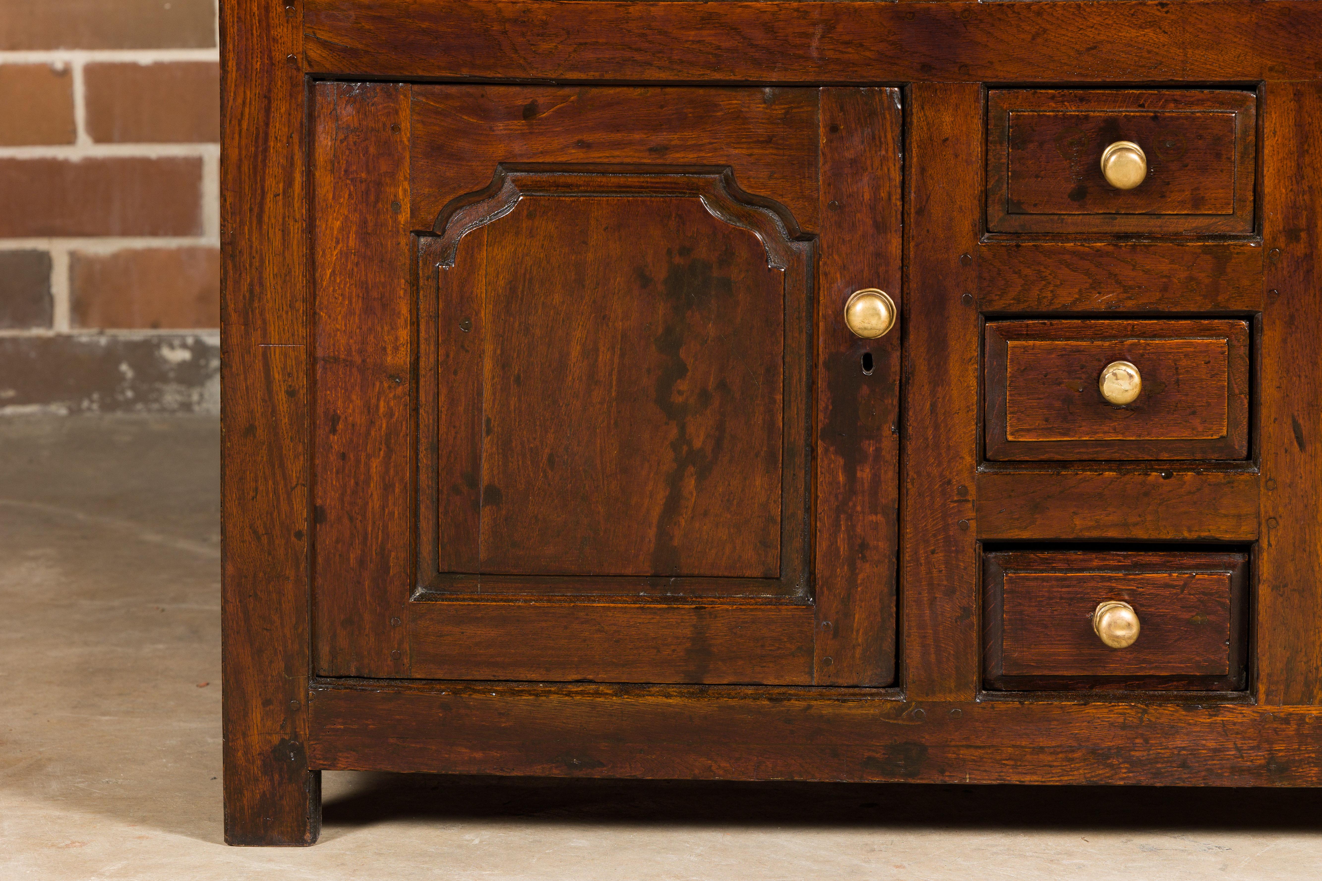 Englisches Eichenbuffet aus der Zeit von George III. 1800 mit sechs Schubladen und zwei Türen 1