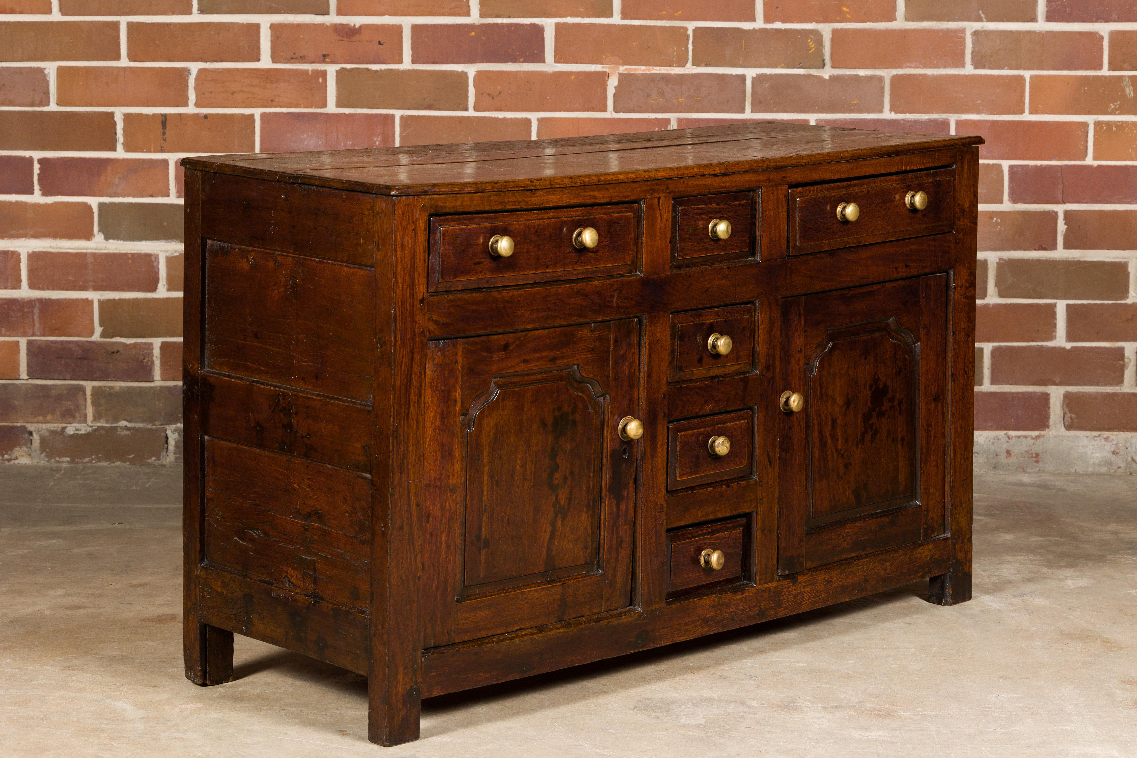 Englisches Eichenbuffet aus der Zeit von George III. 1800 mit sechs Schubladen und zwei Türen 3
