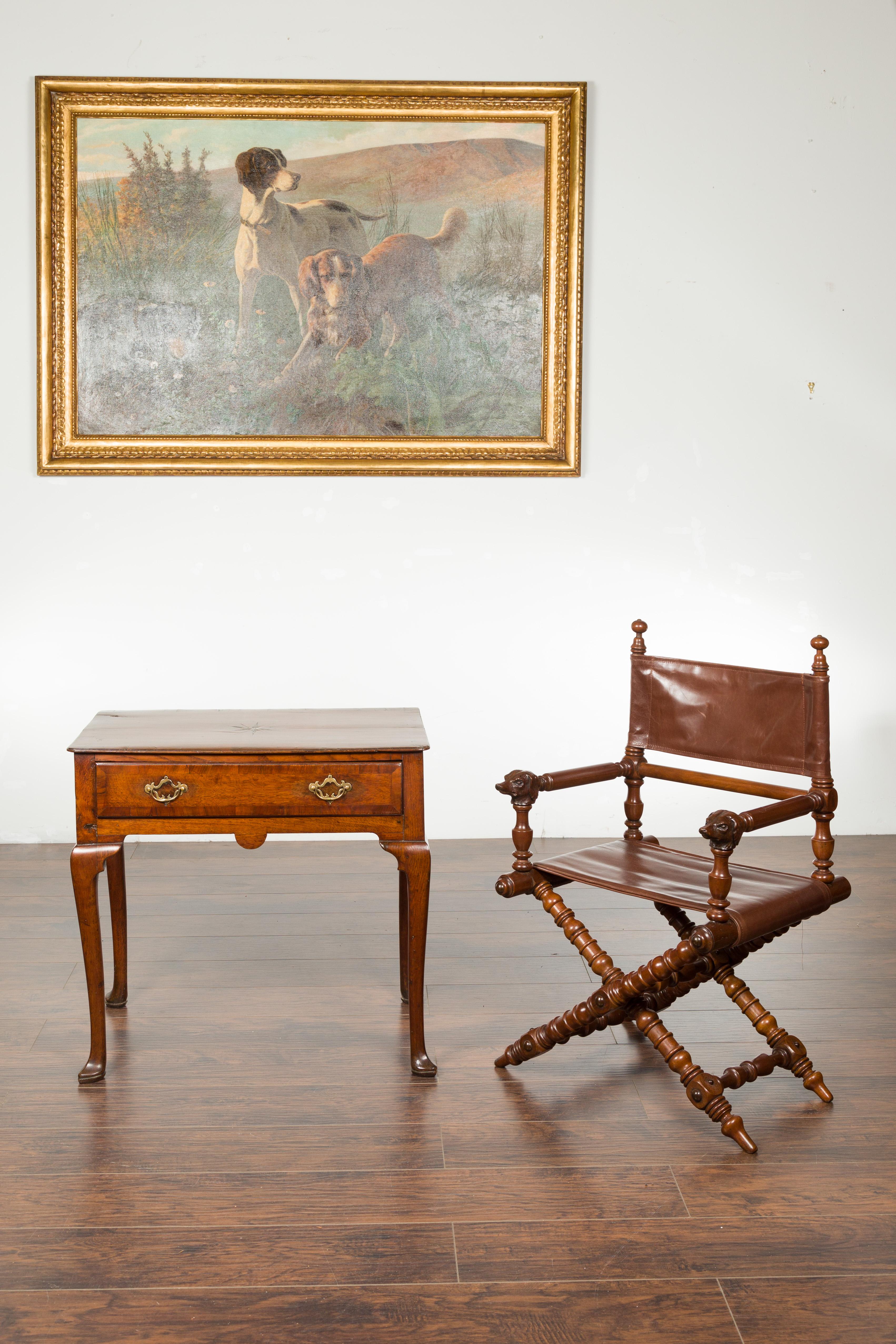 An English George III period oak lowboy from the early 19th century, with star inlay, carved apron and pad feet. Created in England during the first quarter of the 19th century, this oak lowboy features a rectangular top with rounded corners in the
