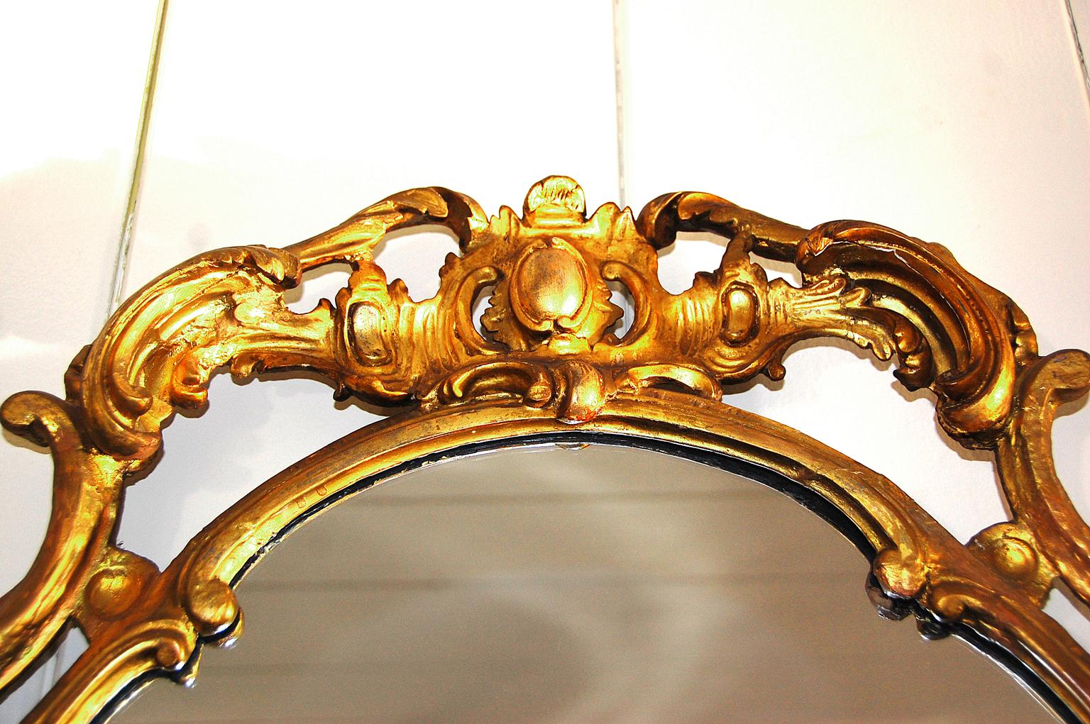 Georgian English George III Period Carved Oval Gold Leaf Mirror, Wave and Leaf Motifs For Sale