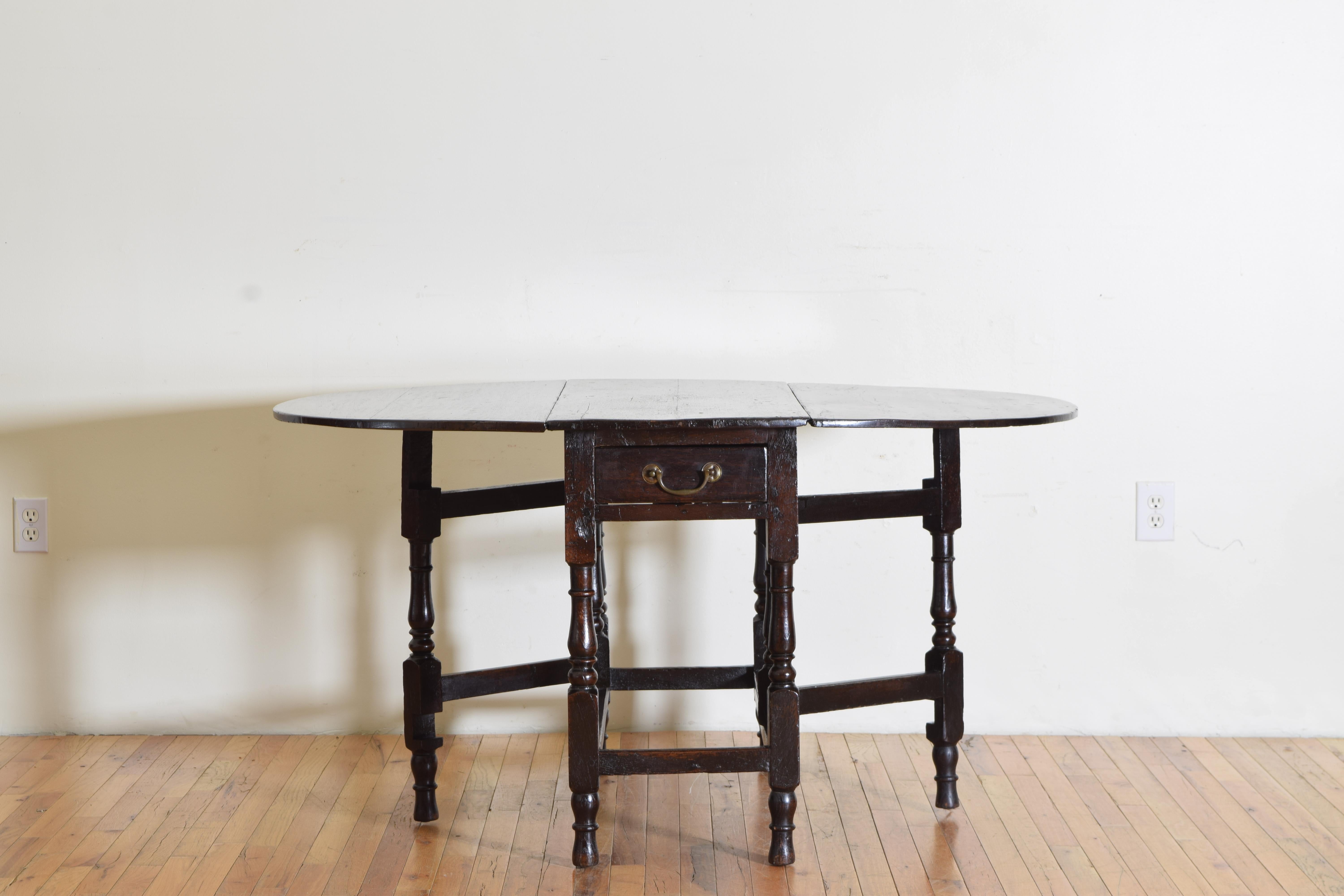 English George III Period Dark Oak 2-Drawer Gateleg Table, Late 18th Century In Good Condition In Atlanta, GA