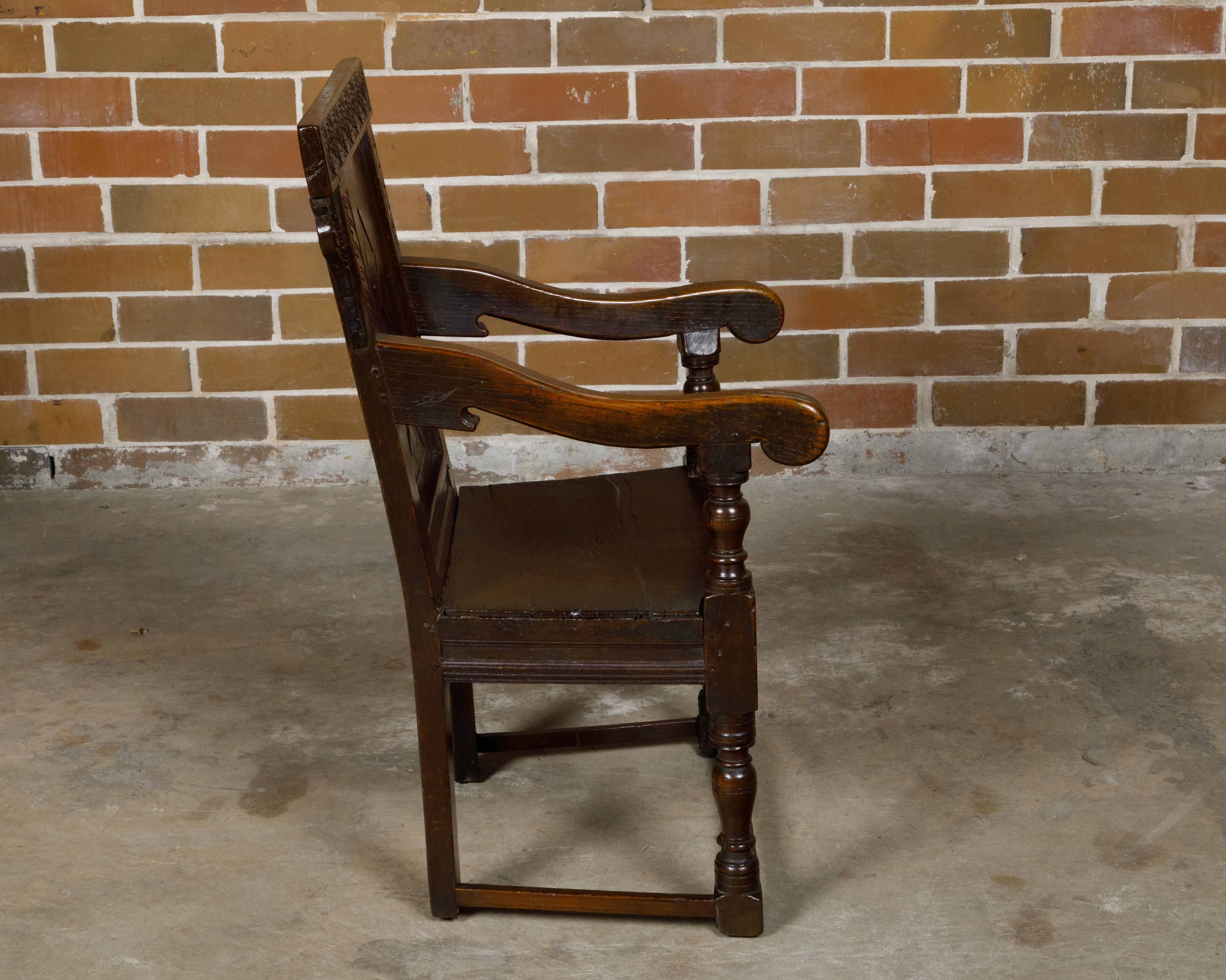 Anglais Fauteuil en chêne à dossier sculpté de la période George III au début du XVIIIe siècle en vente