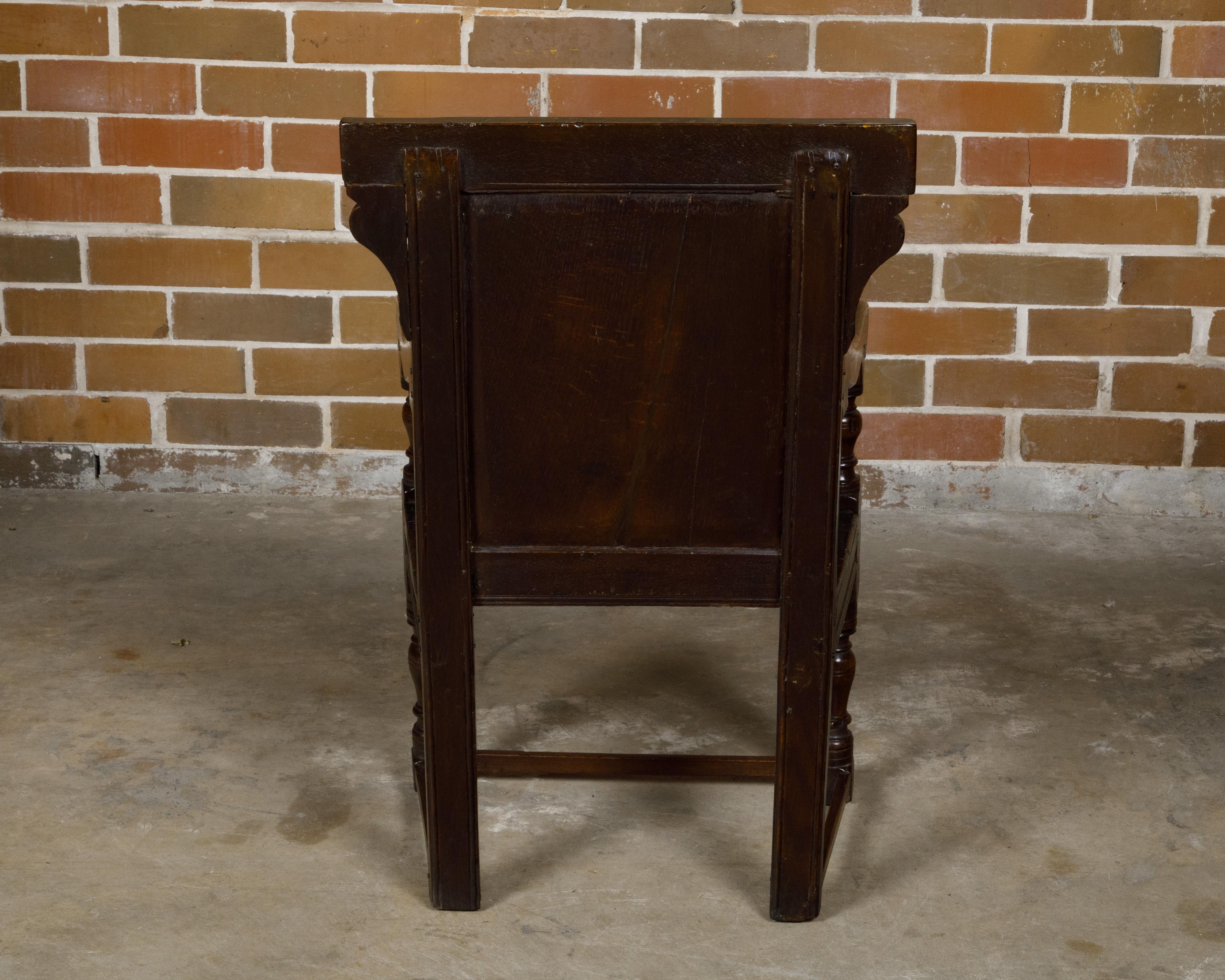 Sculpté Fauteuil en chêne à dossier sculpté de la période George III au début du XVIIIe siècle en vente