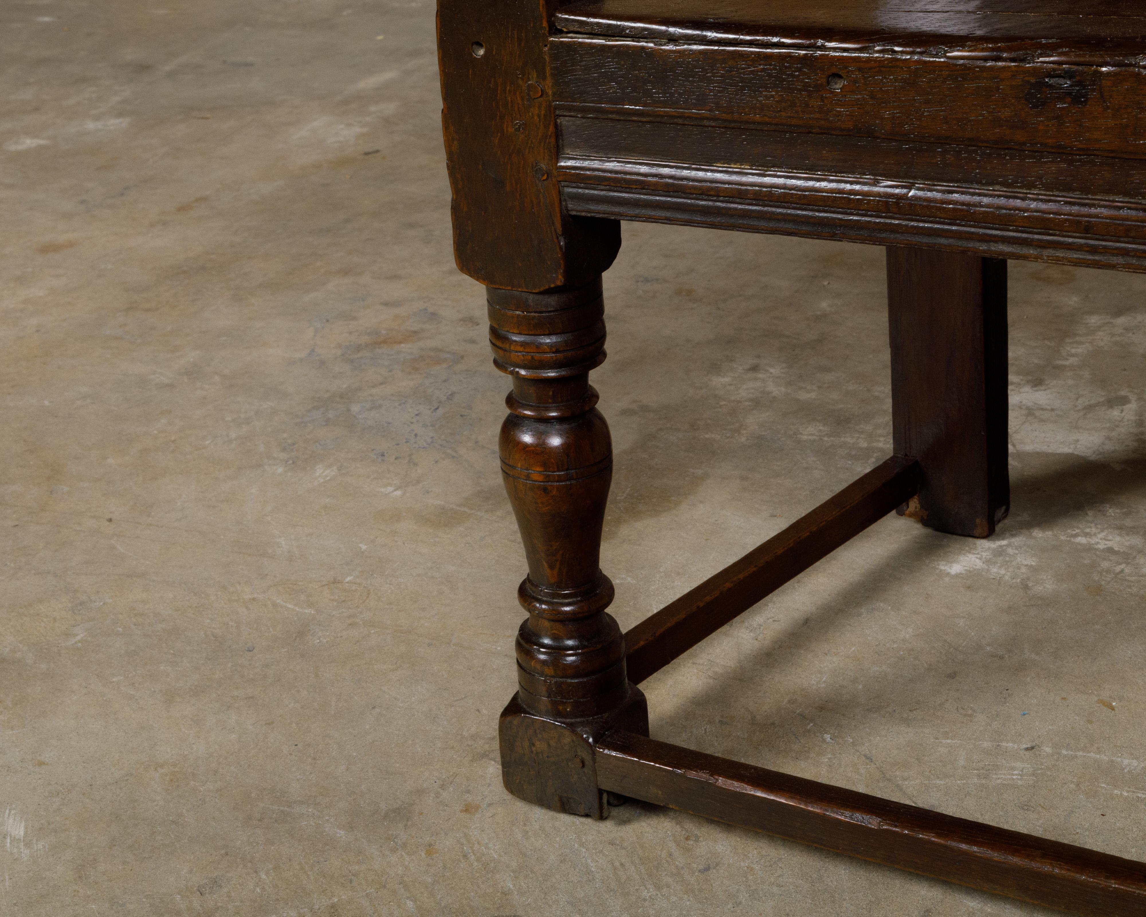 Chêne Fauteuil en chêne à dossier sculpté de la période George III au début du XVIIIe siècle en vente