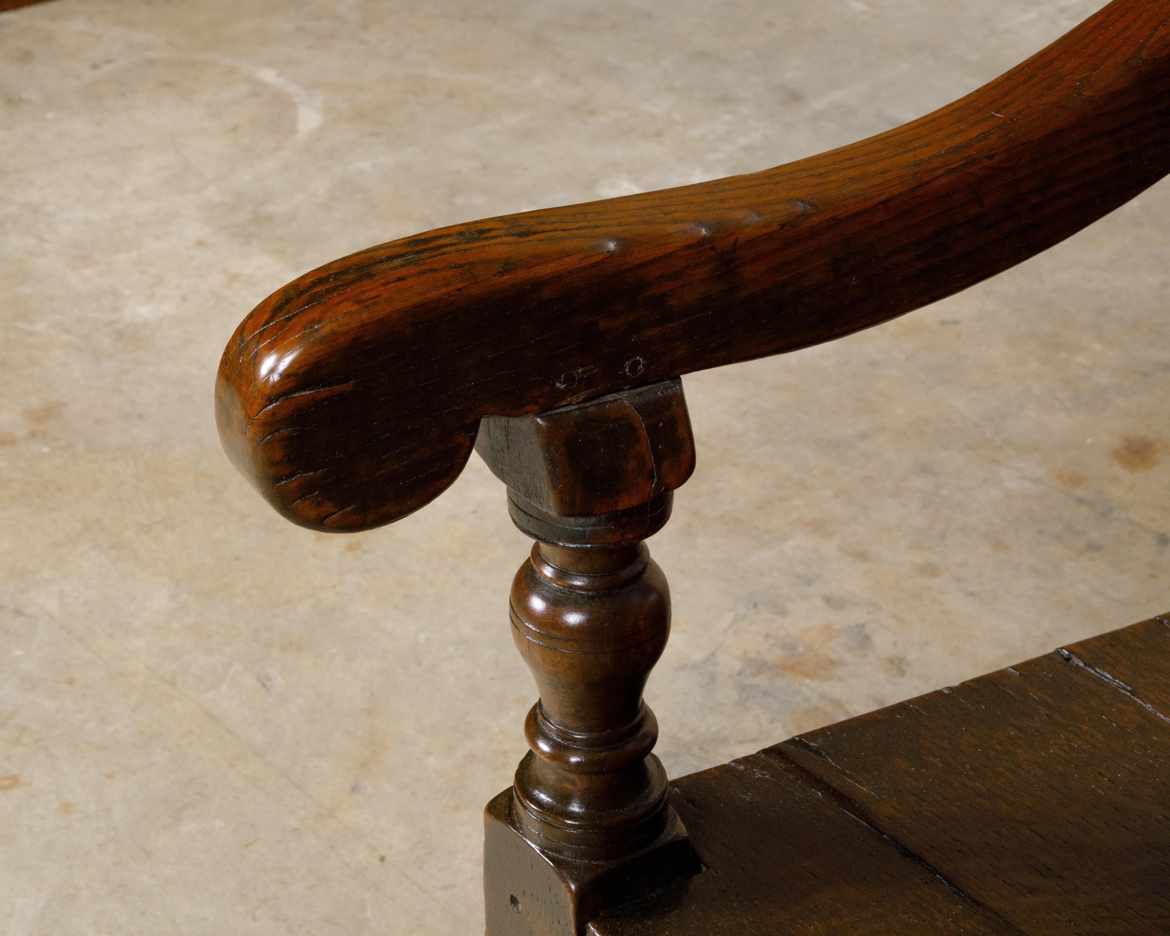 Fauteuil en chêne à dossier sculpté de la période George III au début du XVIIIe siècle en vente 2