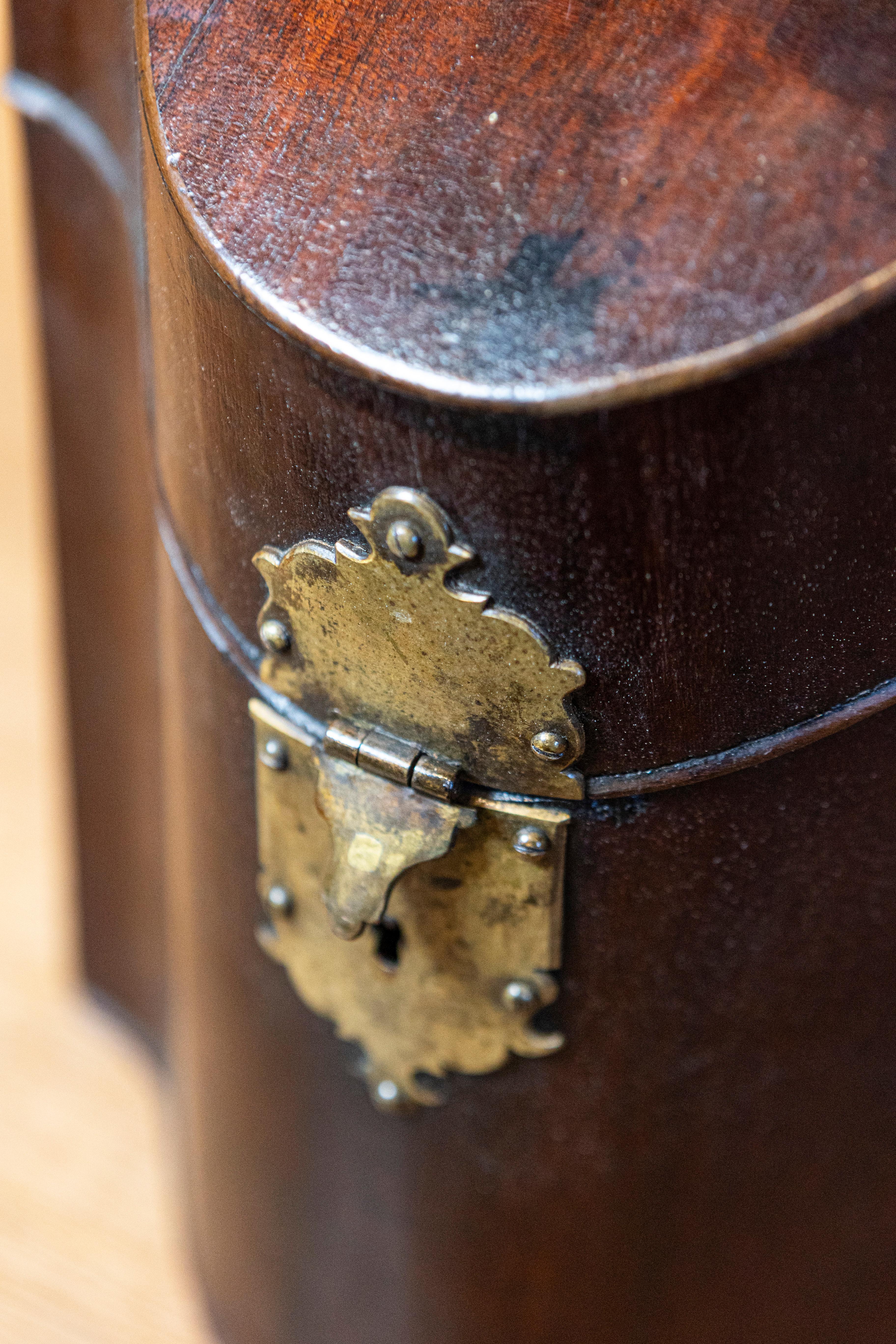 Boîte en noyer de la période George III au début du 18e siècle avec quincaillerie en laiton en vente 5