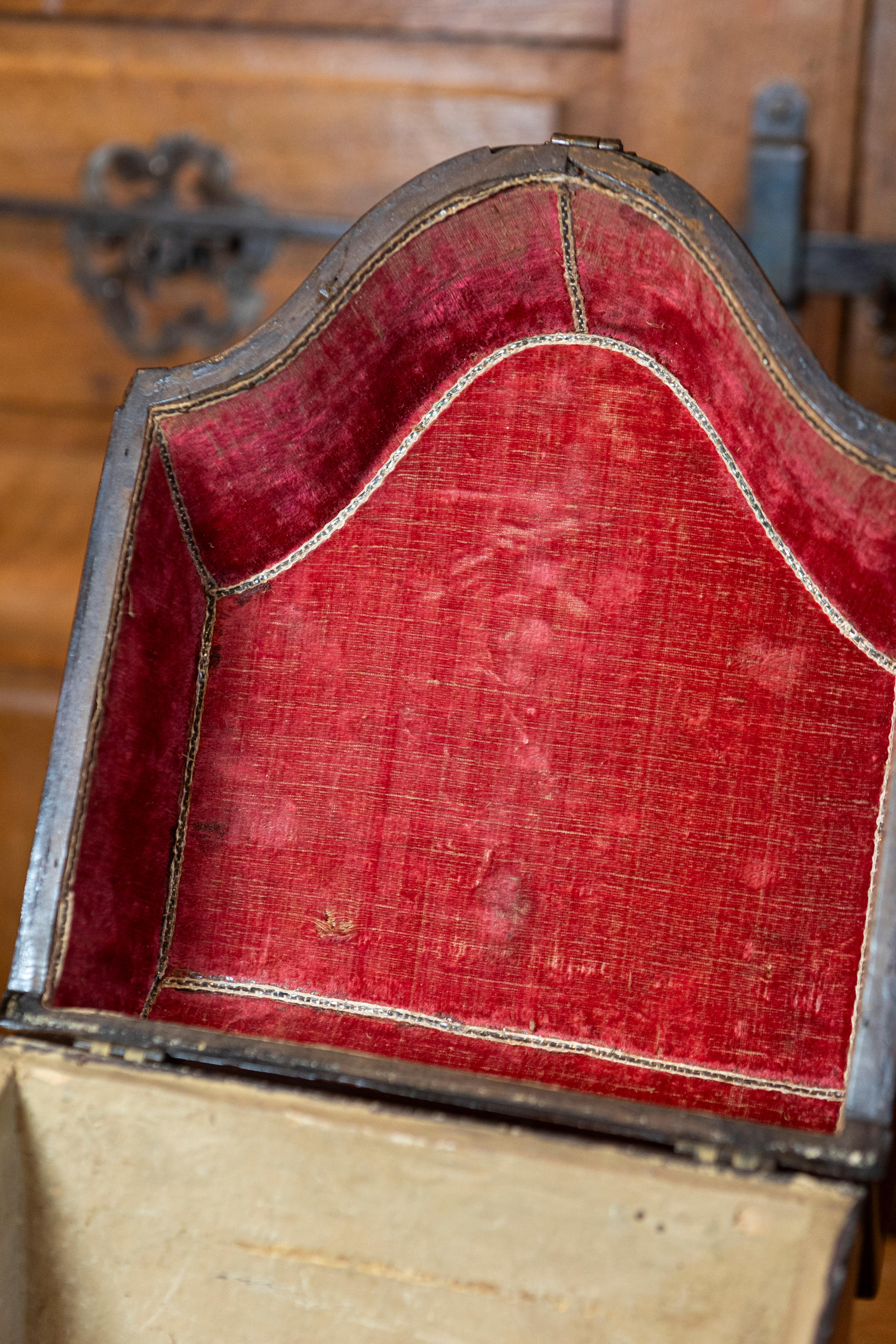 Boîte en noyer de la période George III au début du 18e siècle avec quincaillerie en laiton en vente 6