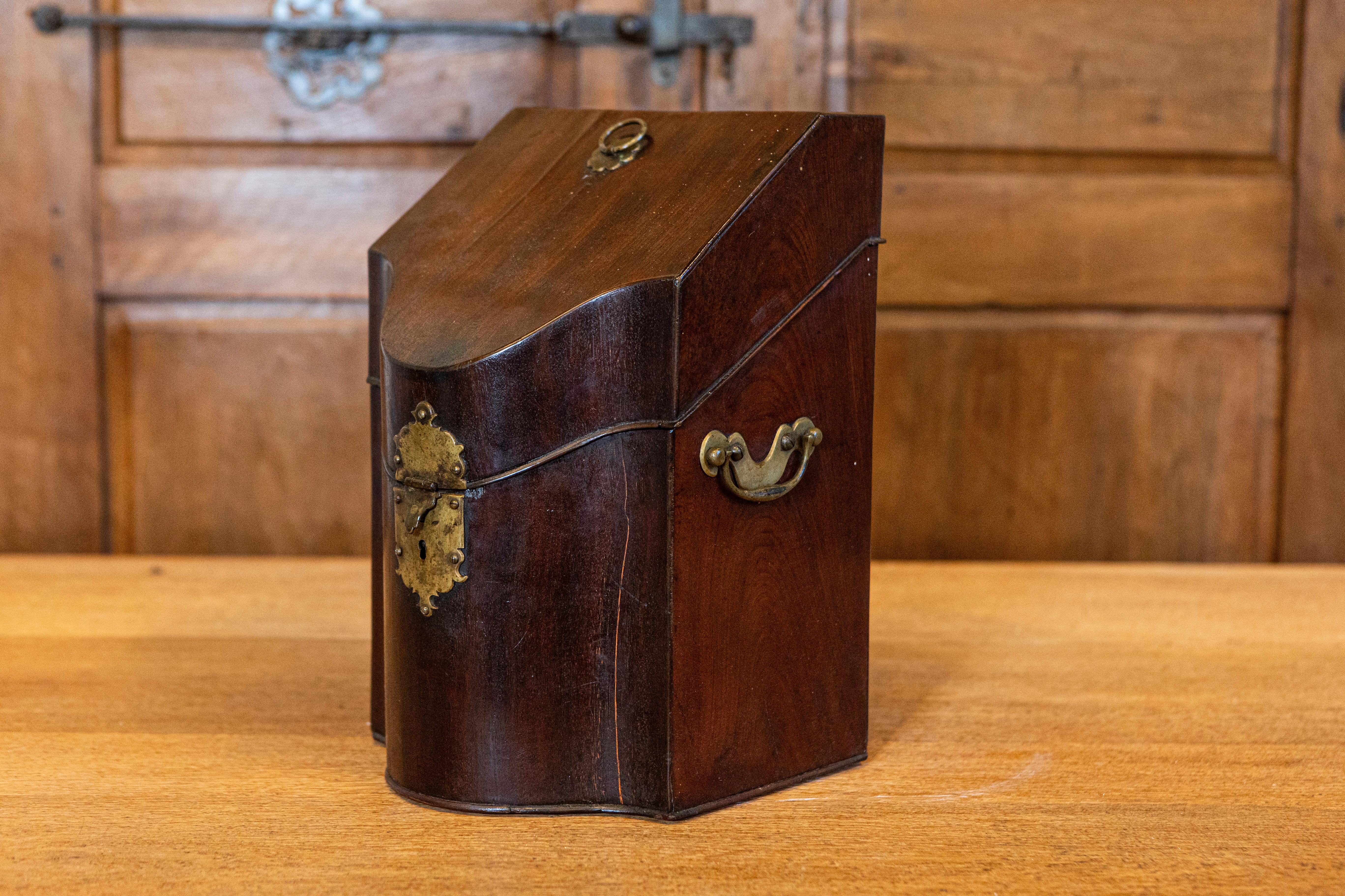 Boîte anglaise en noyer d'époque Georges III, datant du début du XVIIIe siècle, avec couvercle incliné et quincaillerie en laiton. Cet exquis coffret en noyer anglais d'époque George III, datant du début du XVIIIe siècle, reflète l'élégance