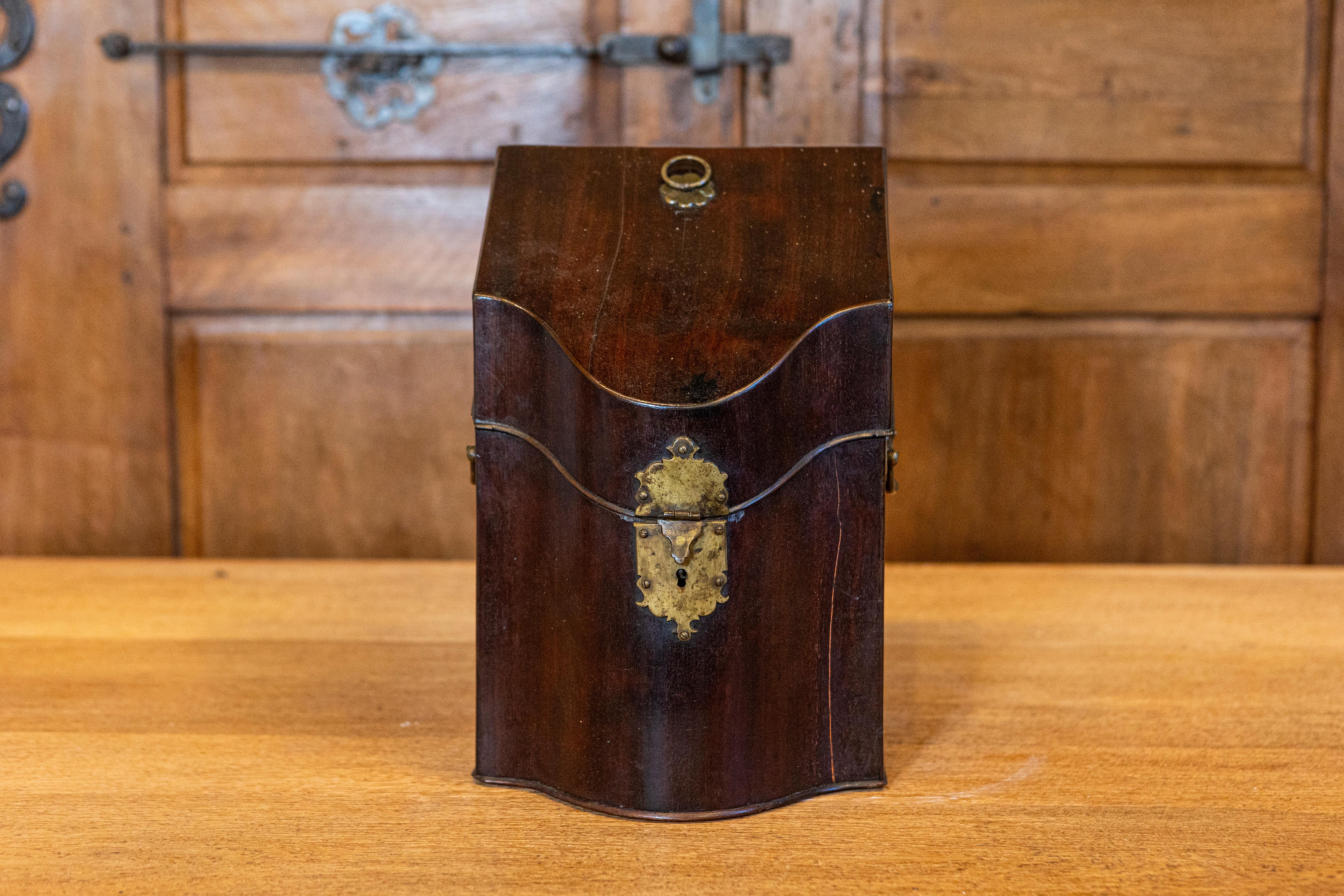Anglais Boîte en noyer de la période George III au début du 18e siècle avec quincaillerie en laiton en vente