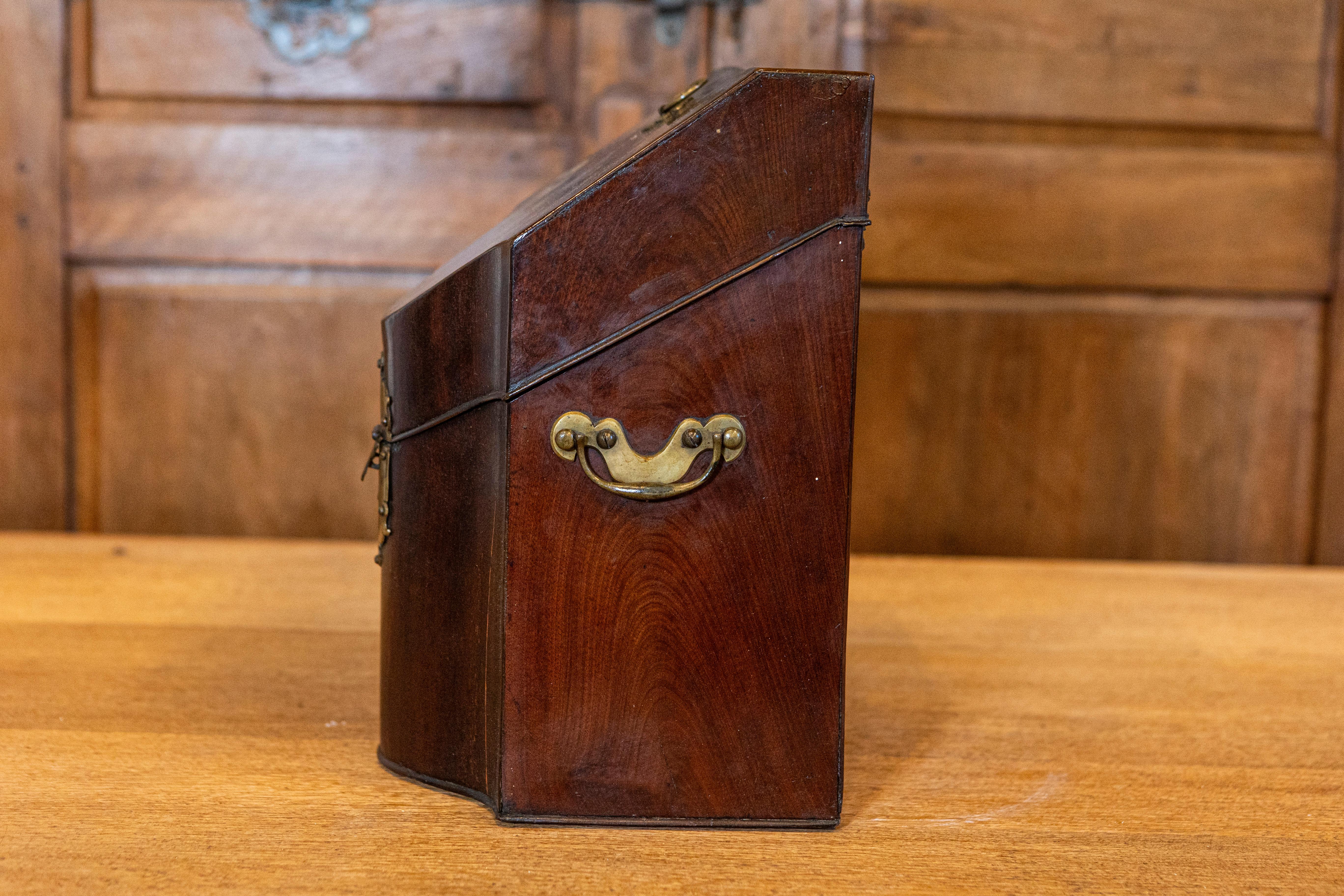 Boîte en noyer de la période George III au début du 18e siècle avec quincaillerie en laiton Bon état - En vente à Atlanta, GA