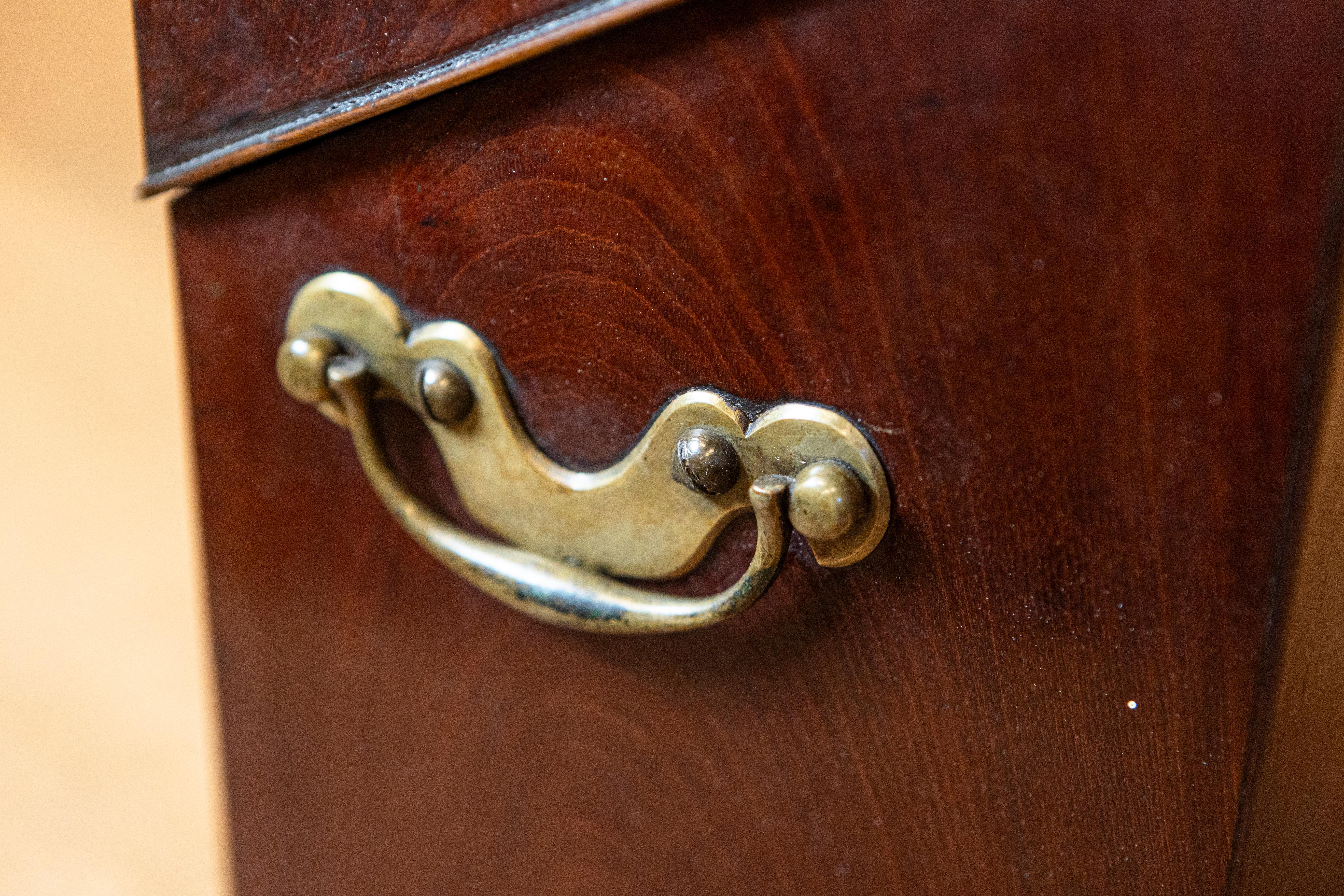 Boîte en noyer de la période George III au début du 18e siècle avec quincaillerie en laiton en vente 3