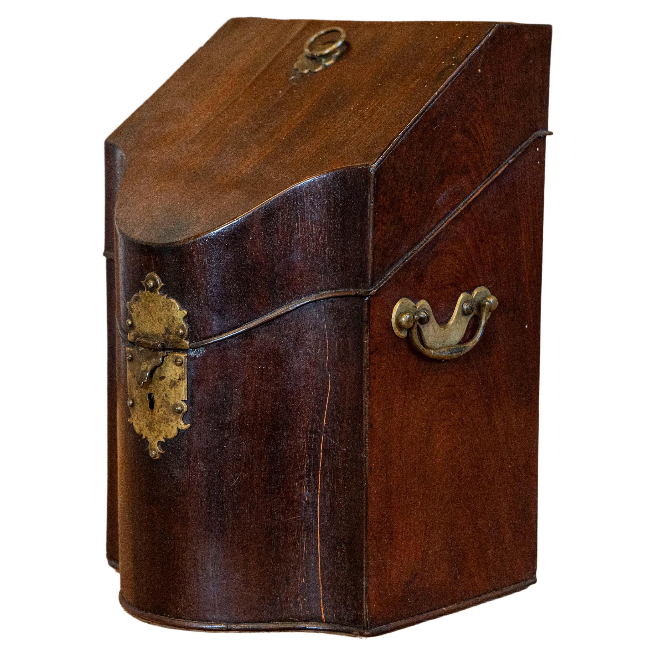 Caja inglesa de nogal del periodo Jorge III de principios del siglo XVIII con herrajes de latón