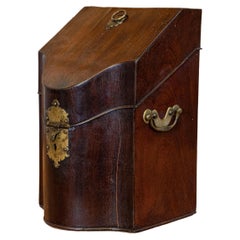 Boîte en noyer de la période George III au début du 18e siècle avec quincaillerie en laiton