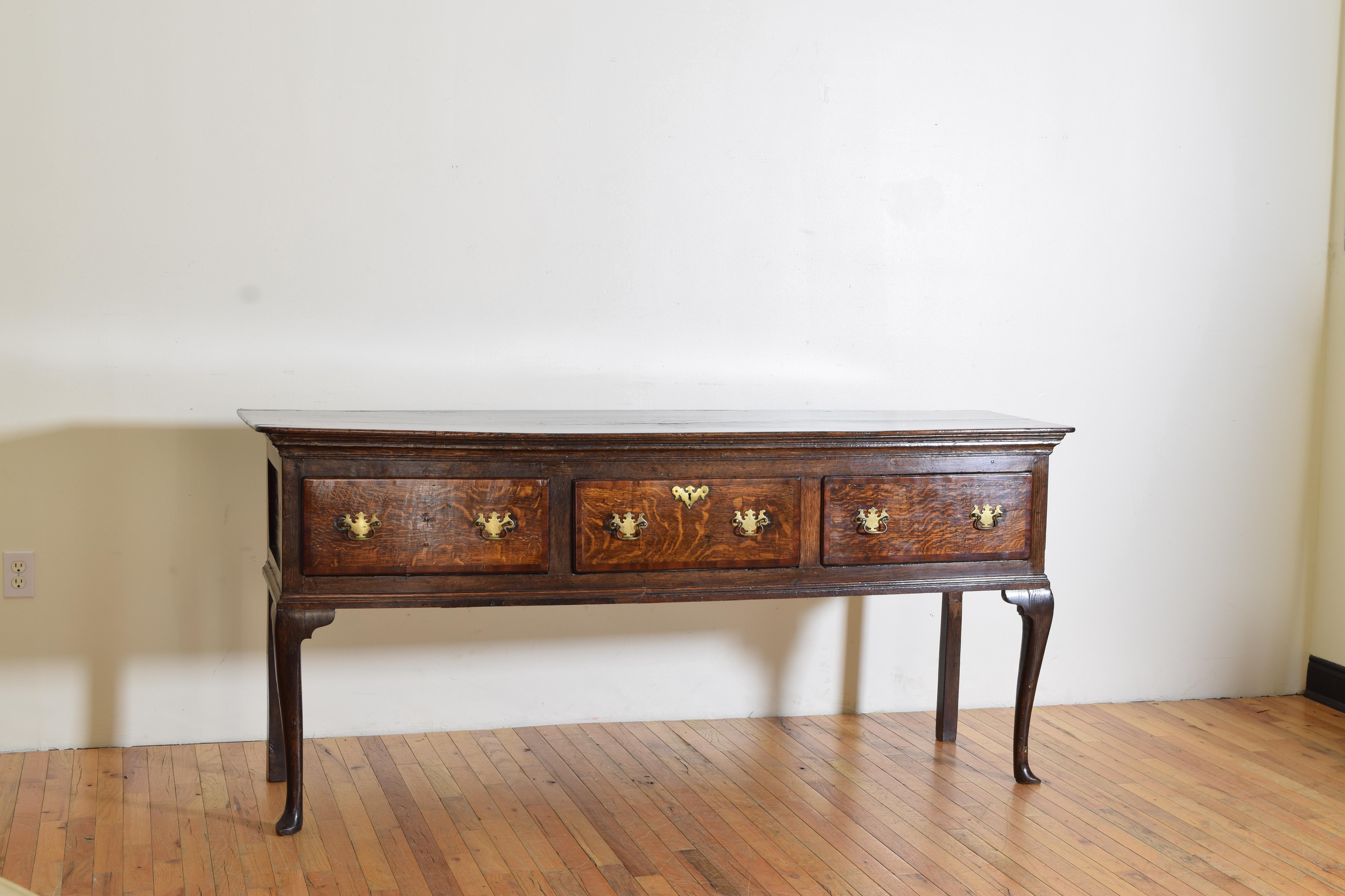 English, George III Period Figured Oak 3-Drawer Dresser Base, ca, .1760-1770 In Good Condition For Sale In Atlanta, GA