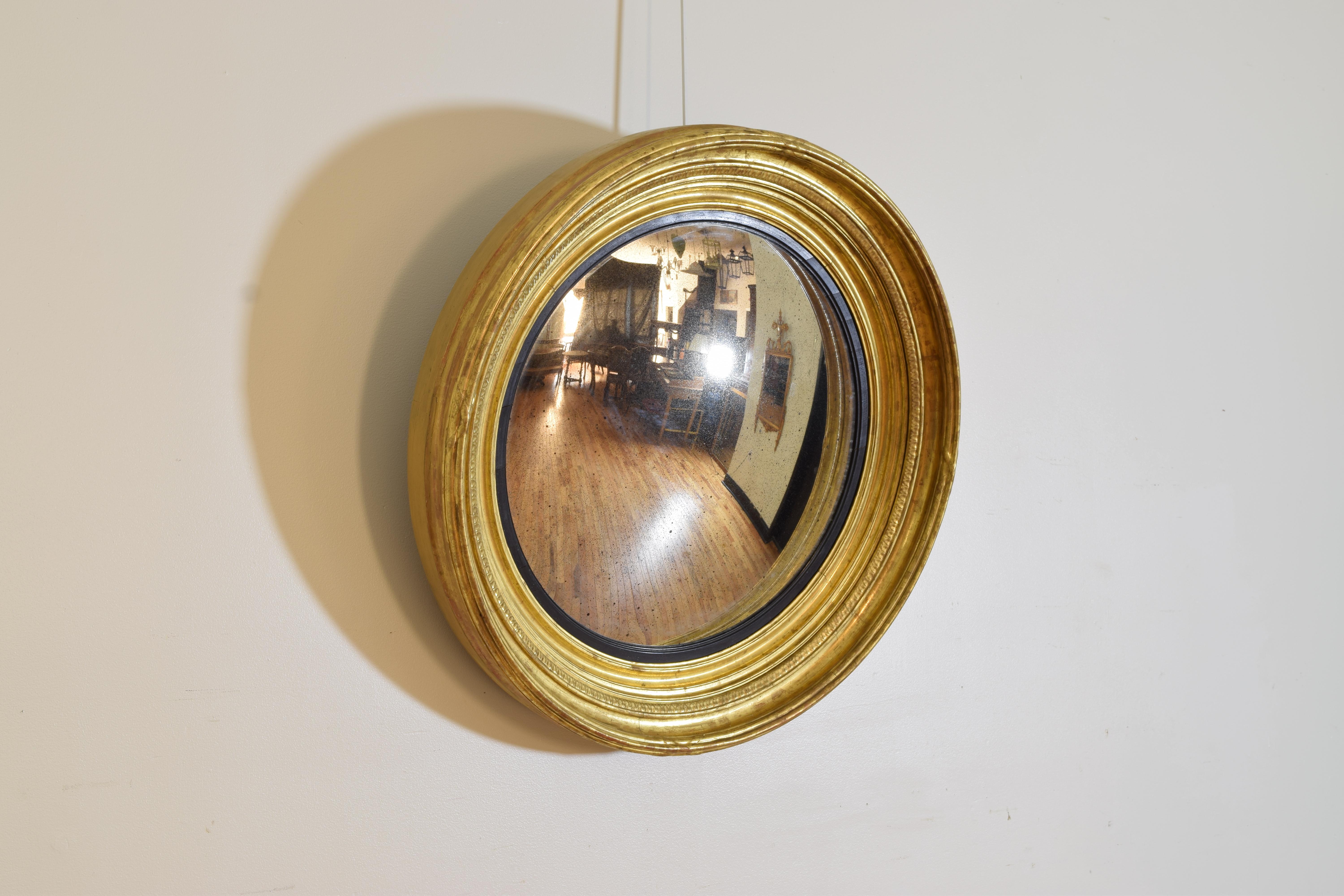 English George III Period Large Giltwood Convex Mirror, ca. 1770 In Excellent Condition For Sale In Atlanta, GA