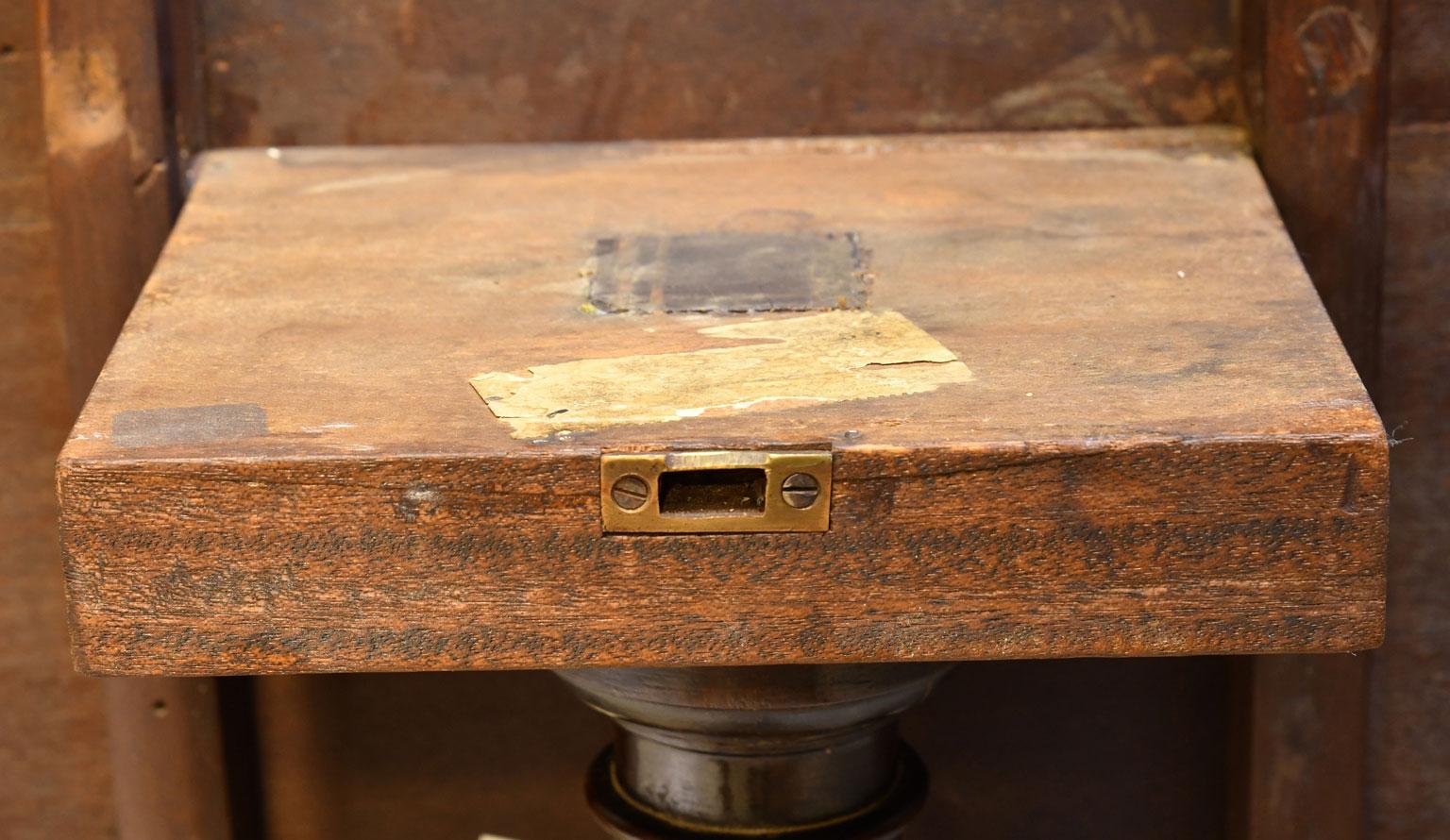 English George III Round Tilt-Top, Tripod Tea Table in Mahogany, circa 1780 9