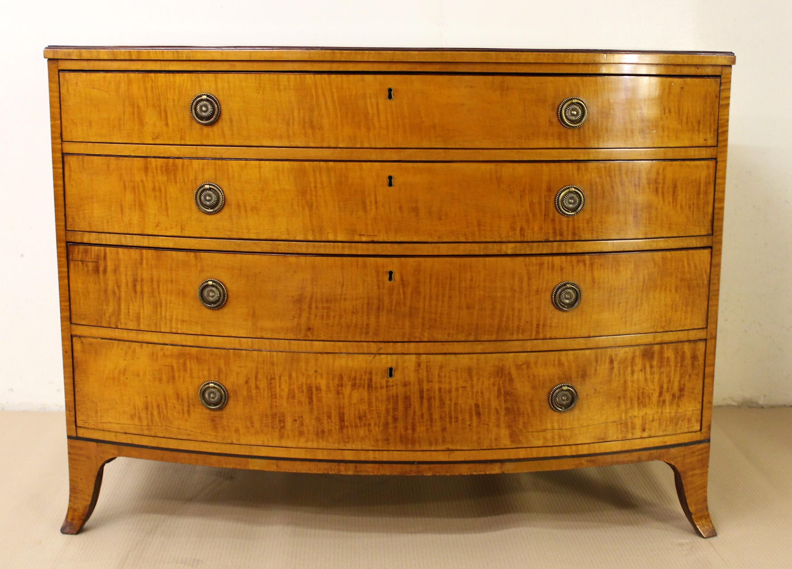 English George III Satinwood Bow Fronted Chest Commode, circa 1790 (Englisch)