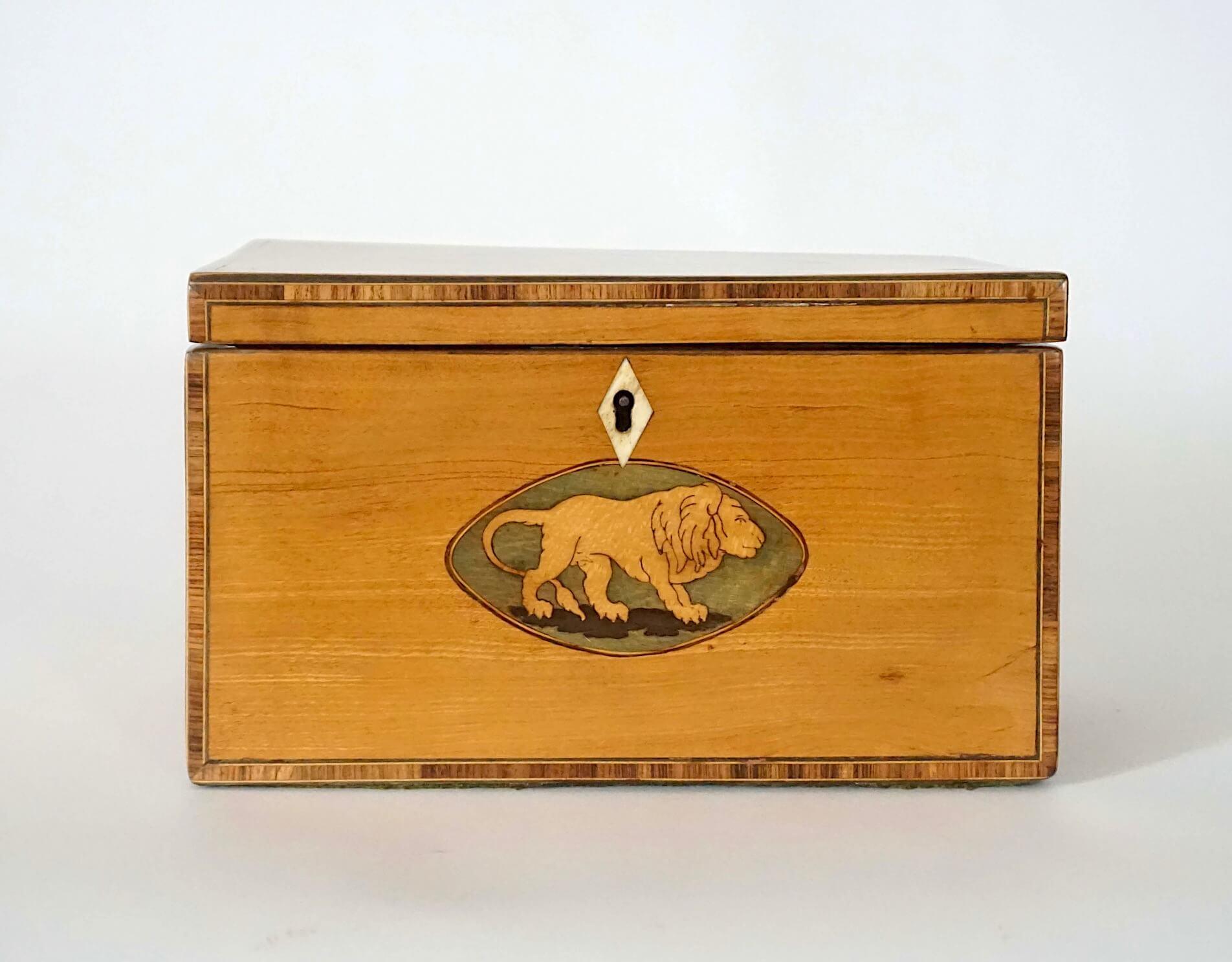 Magnifique et inhabituelle boîte à thé à deux compartiments, datant de 1800, de George III, en chêne rectangulaire plaqué de bois de satin, avec des bordures incrustées de bois de roi, de buis et d'ébène, des incrustations de buis teinté en vert et