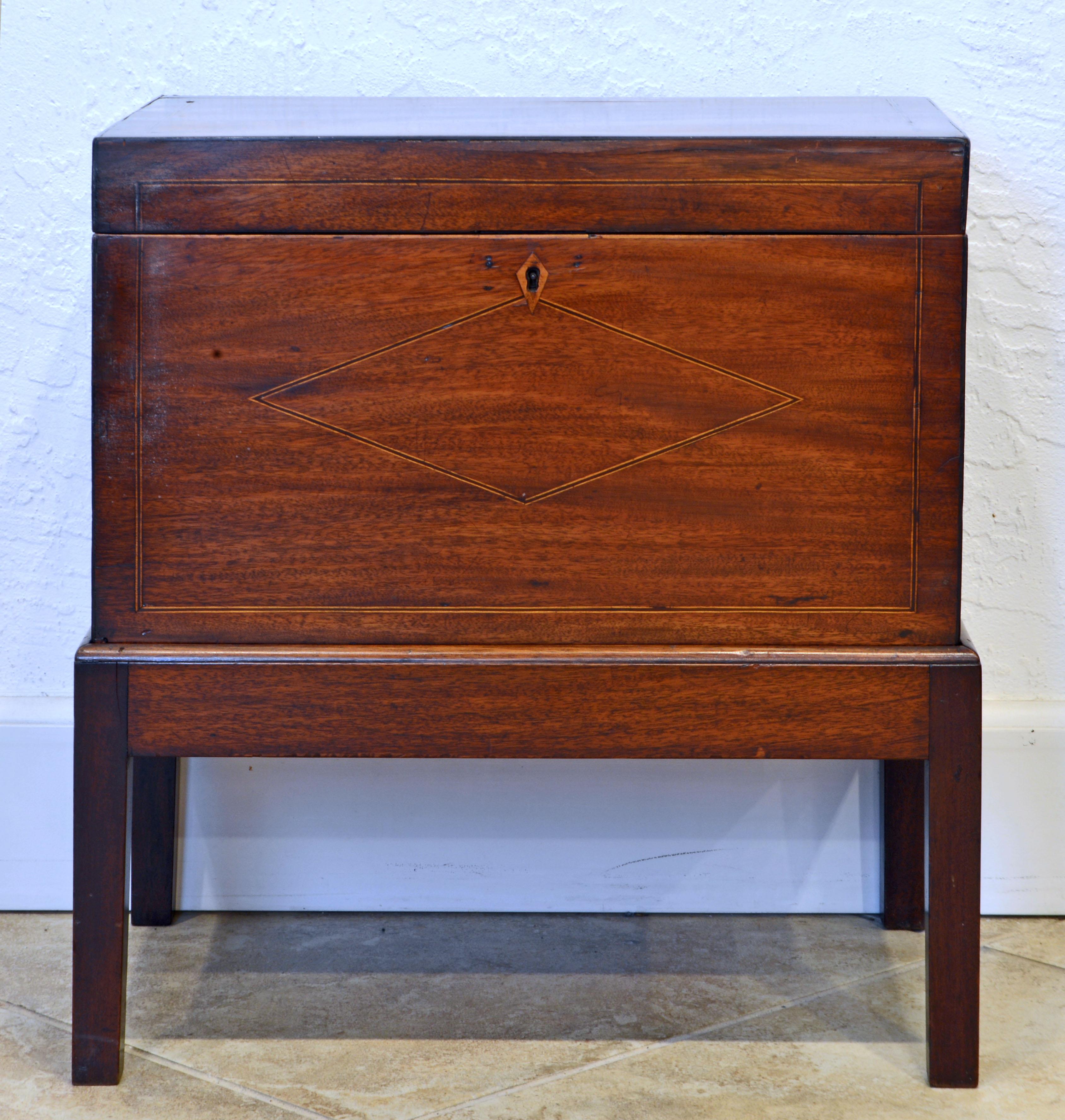 An English George III satinwood inlaid mahogany cellarette, dating to circa 1820, on later mahogany stand. Great as a small accent table.