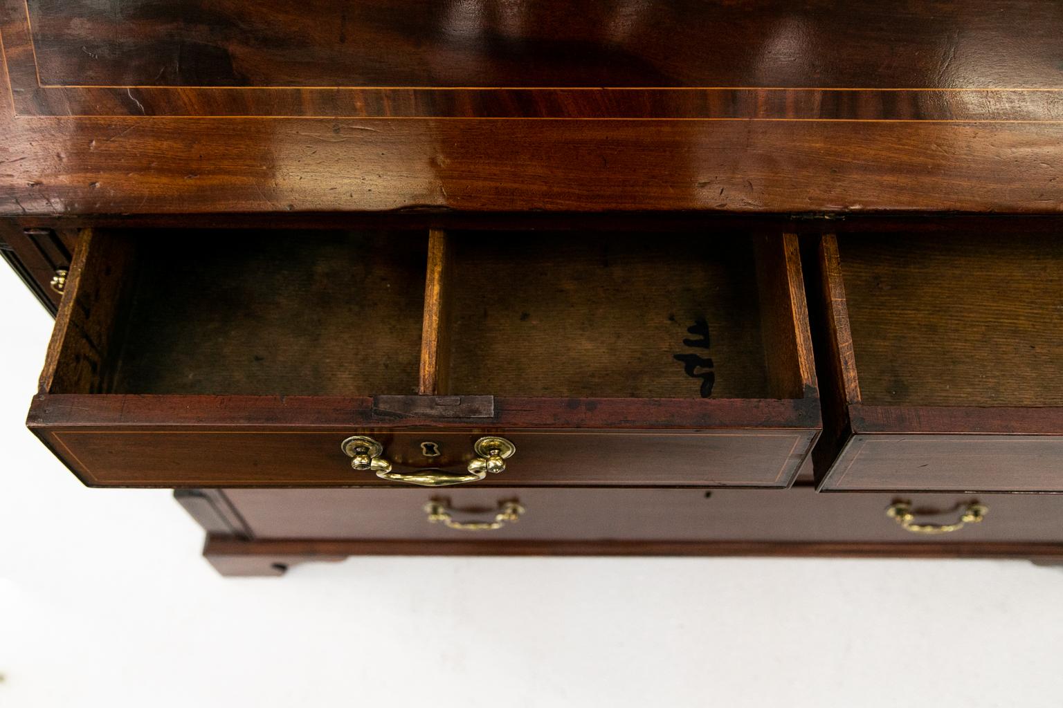 Englischer George III-Schreibtisch mit schräger Front im Angebot 8