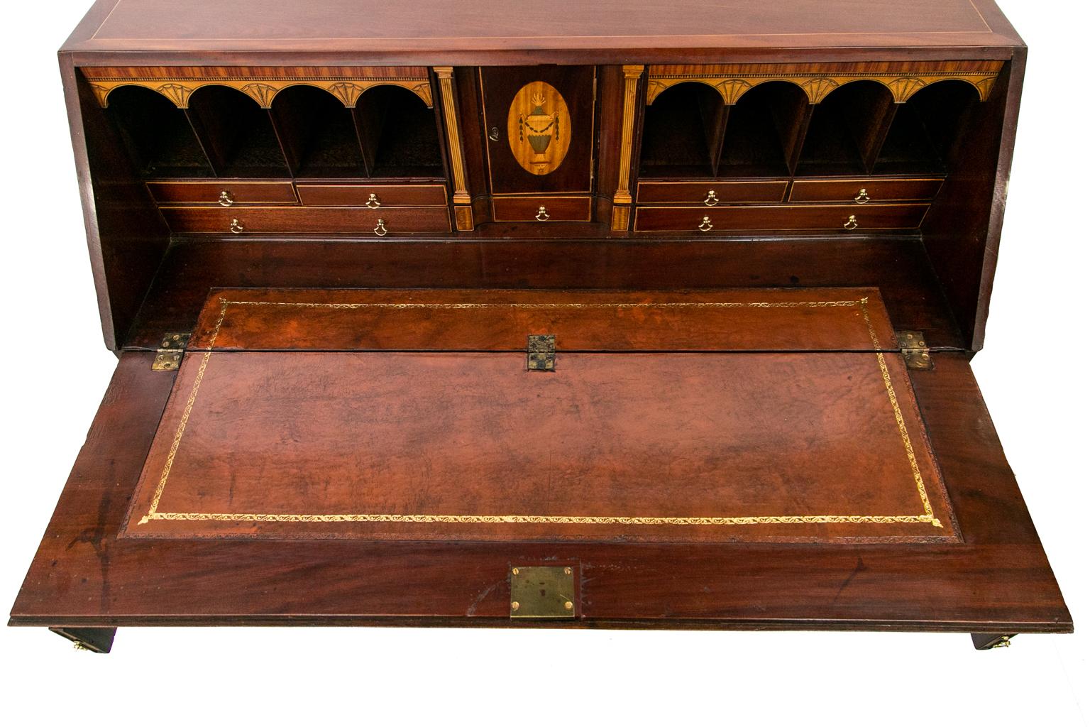 Englischer George III-Schreibtisch mit schräger Front im Angebot 3