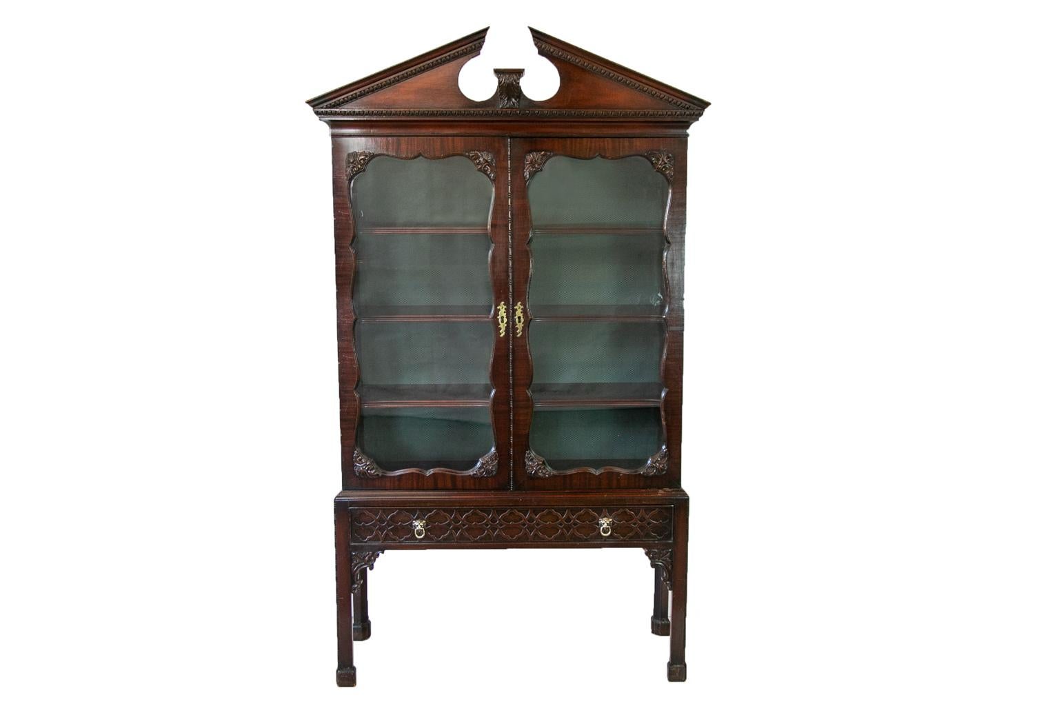 English George III Style Book/Display Cabinet In Good Condition For Sale In Wilson, NC