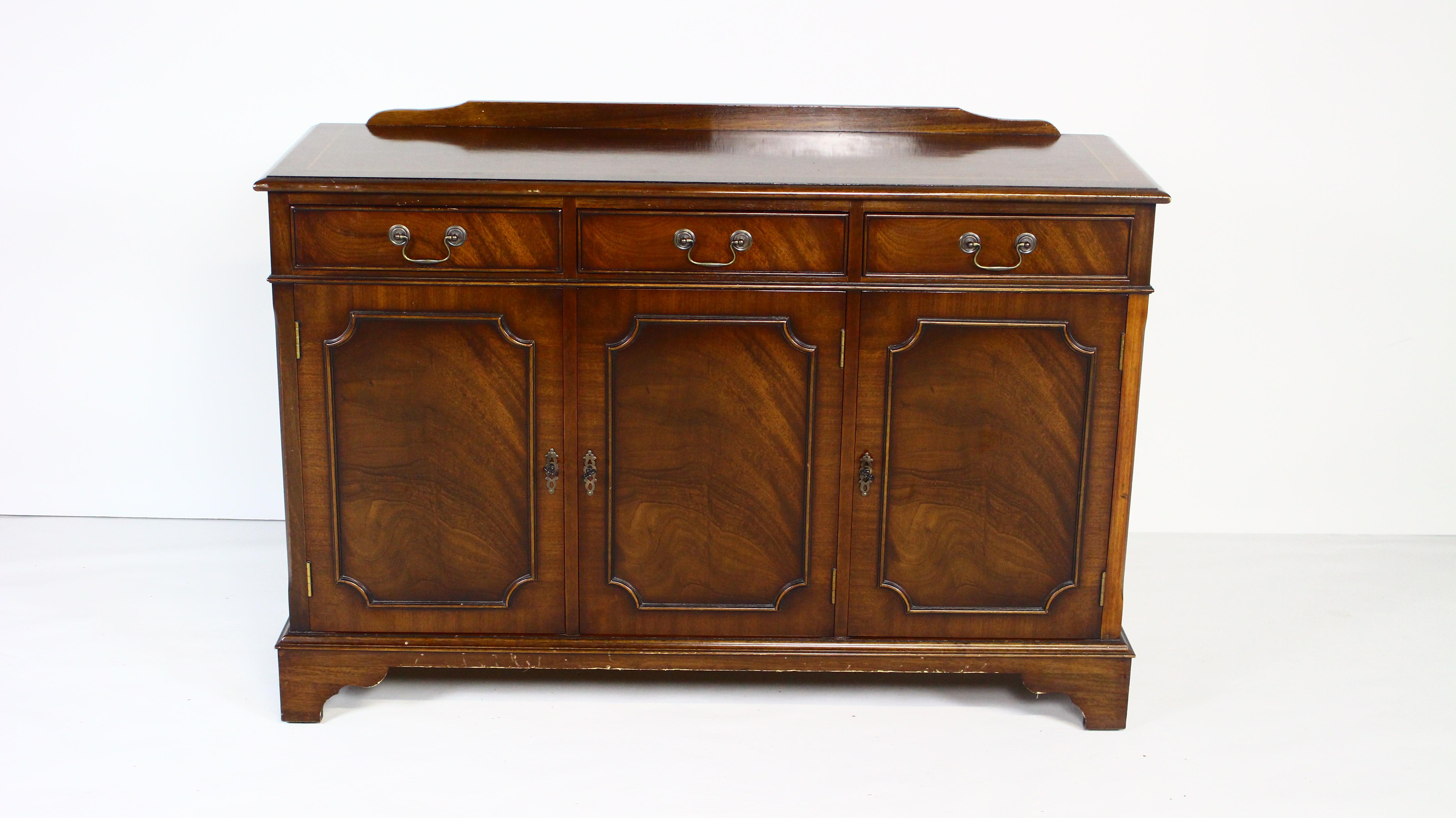 20th Century English George III Style Chest of Drawers For Sale
