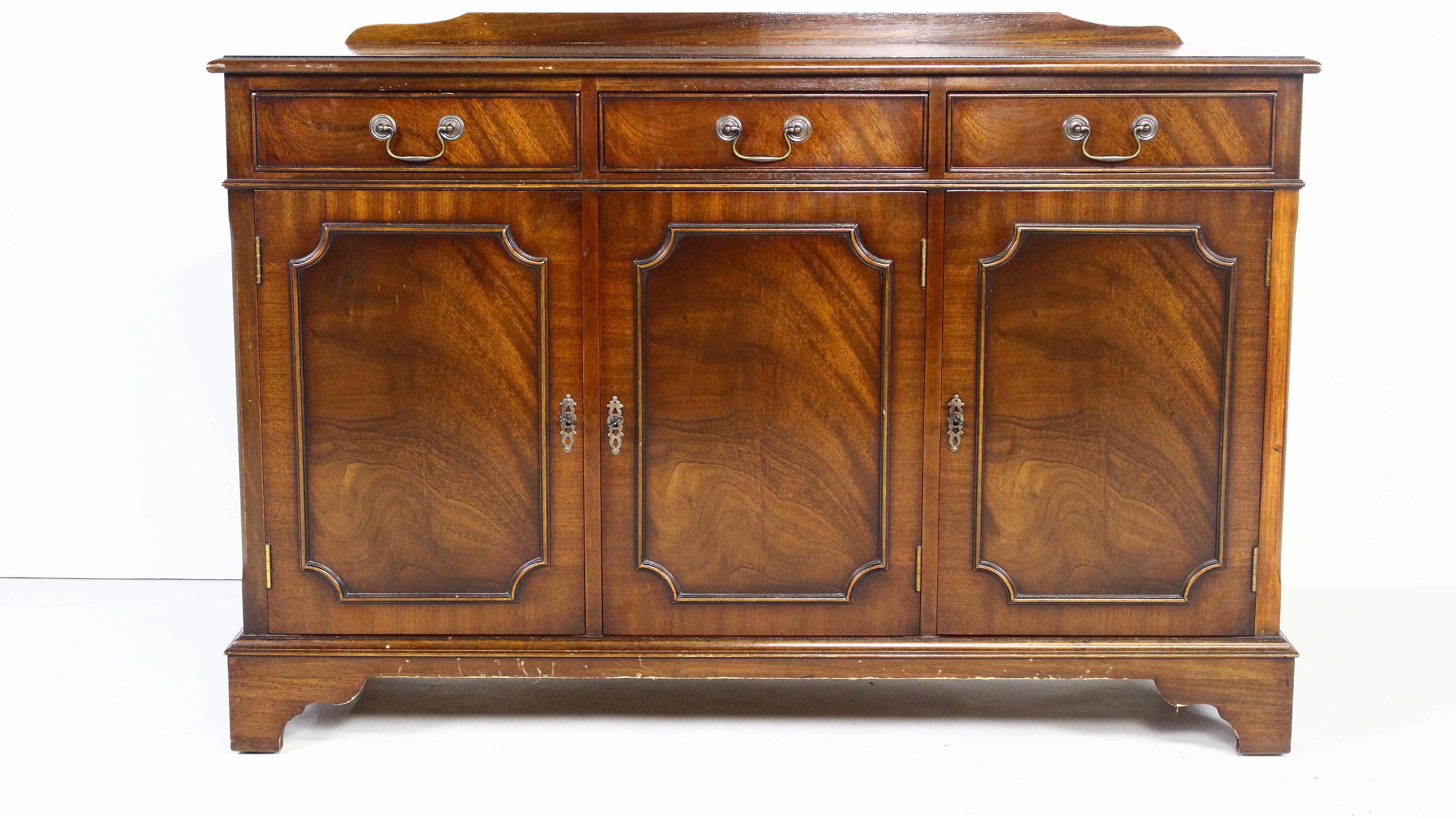 Wood English George III Style Chest of Drawers For Sale