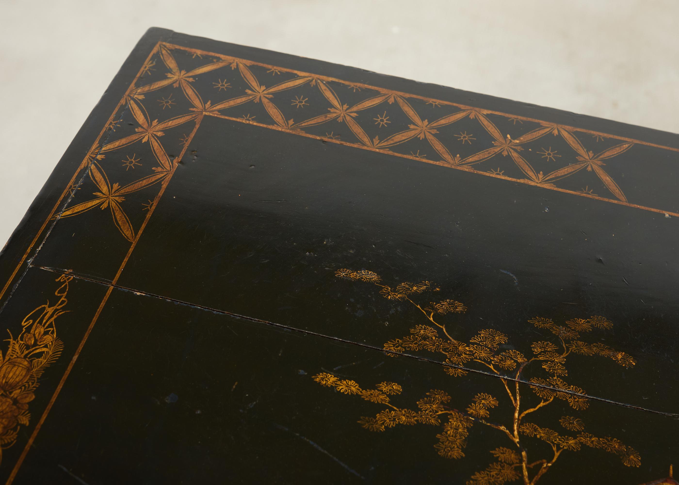 Englischer Chinoiserie-Schreibtisch im George-III-Stil mit Lackdekor im Angebot 4